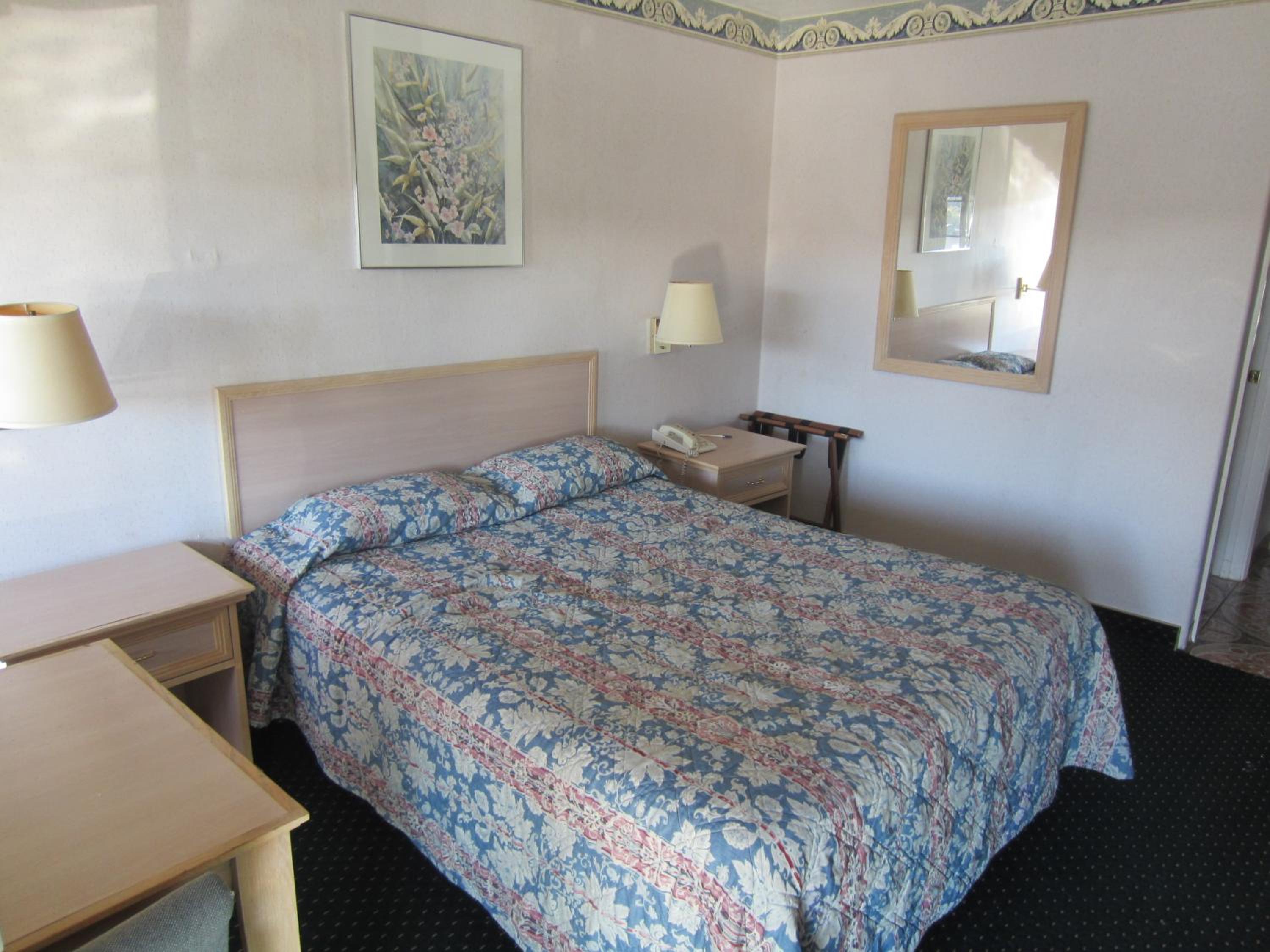 Queen Room - Non-Smoking - Photo 4