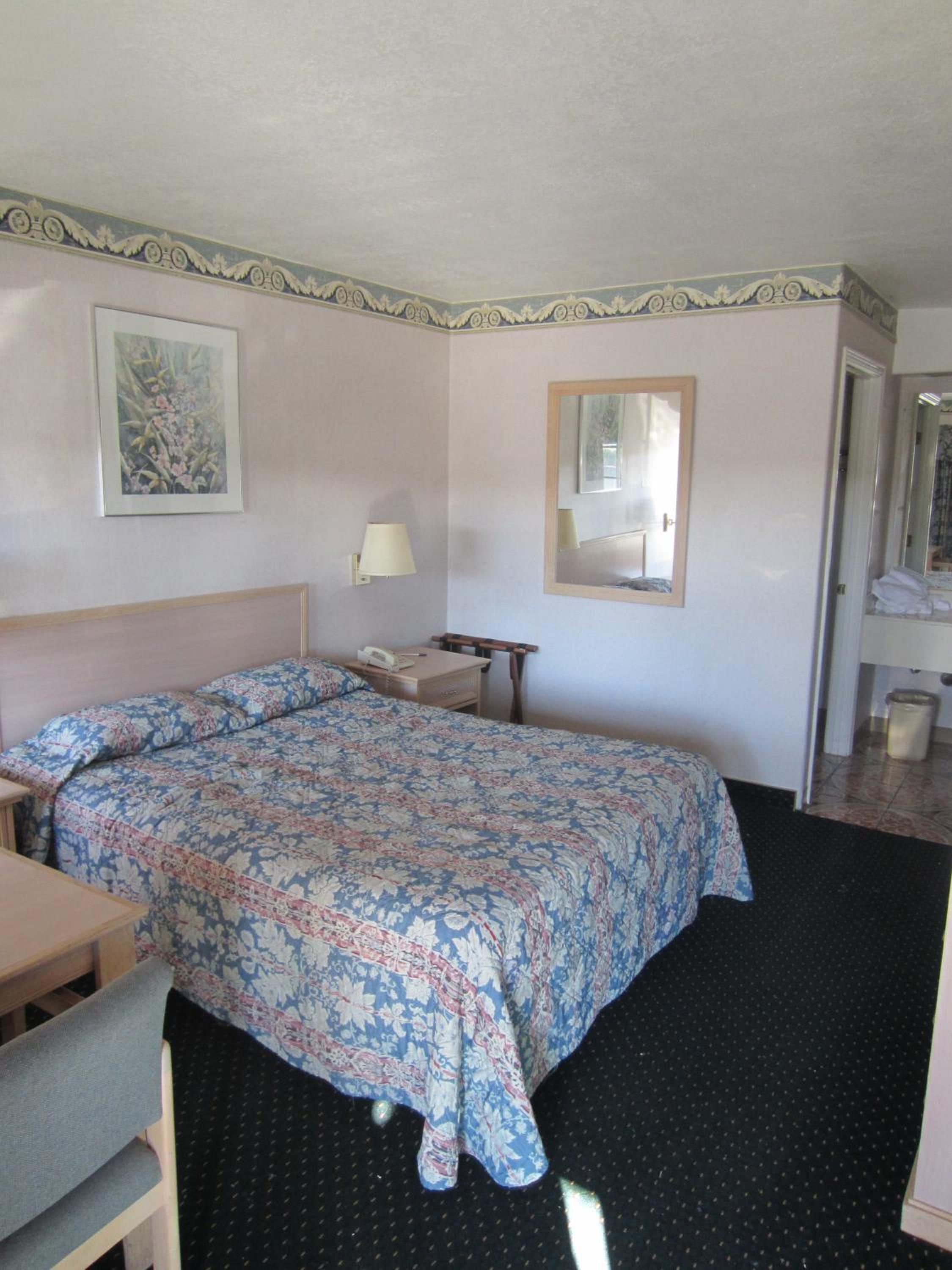 Queen Room - Non-Smoking - Photo 1