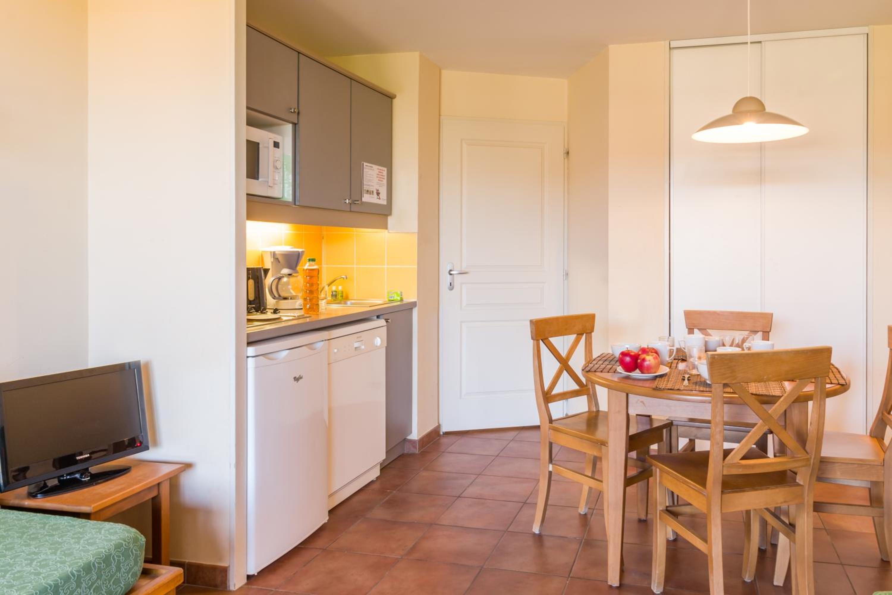 One-Bedroom Apartment with Terrace or Balcony (5 People) - Photo 4