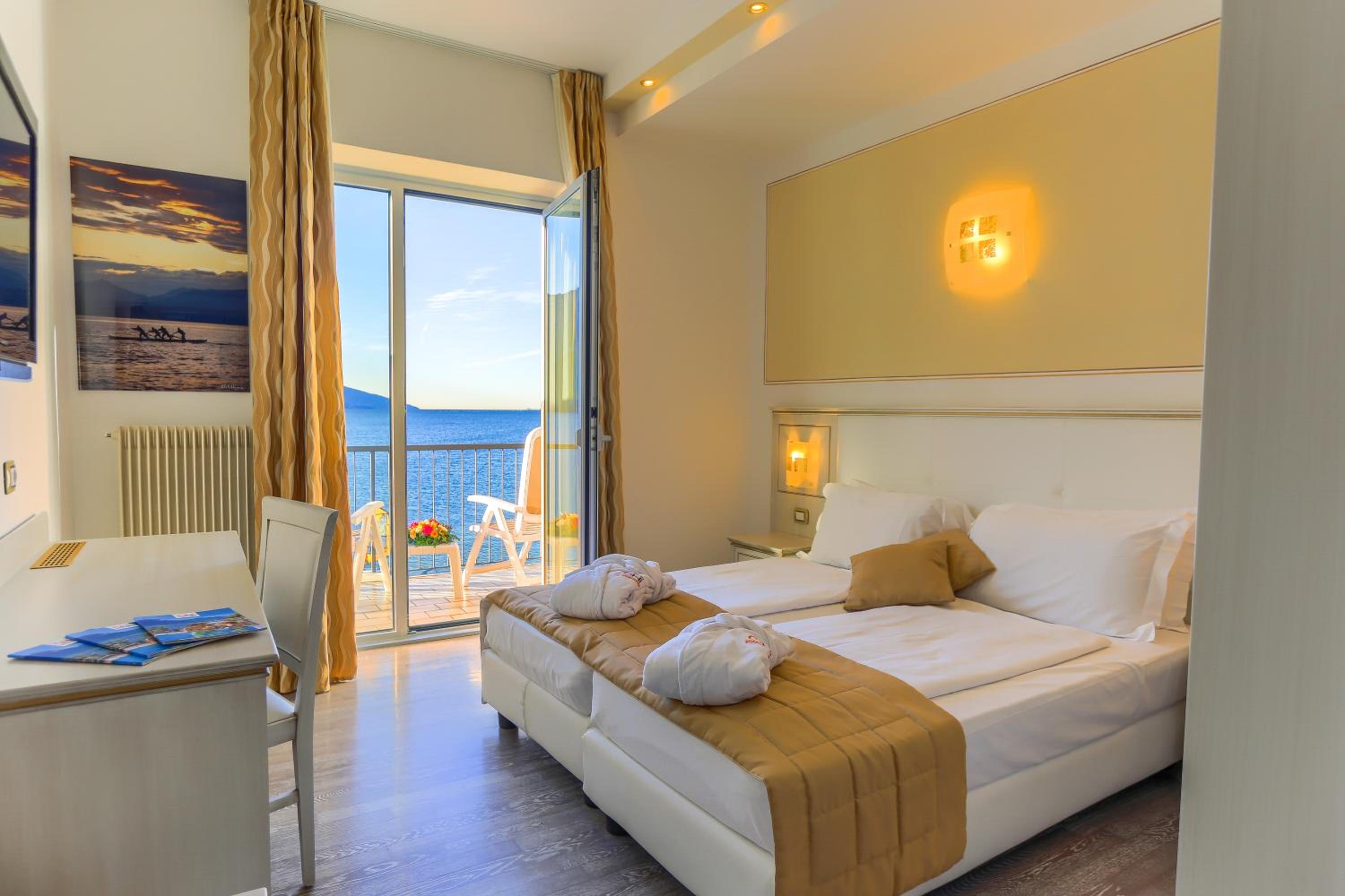 Deluxe Double or Twin Room with Lake View
