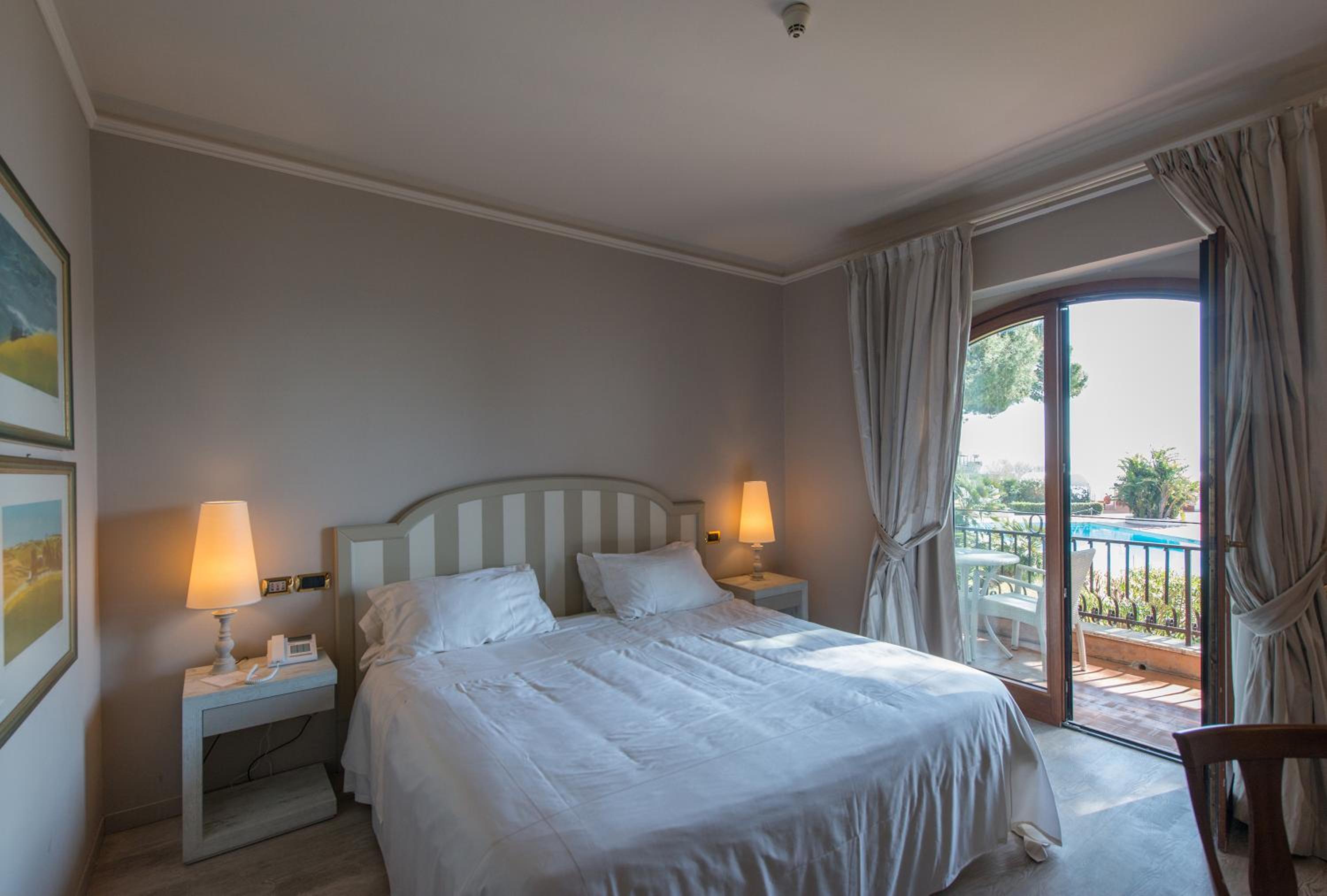 Classic Double or Twin Room with Sea View - Photo 1