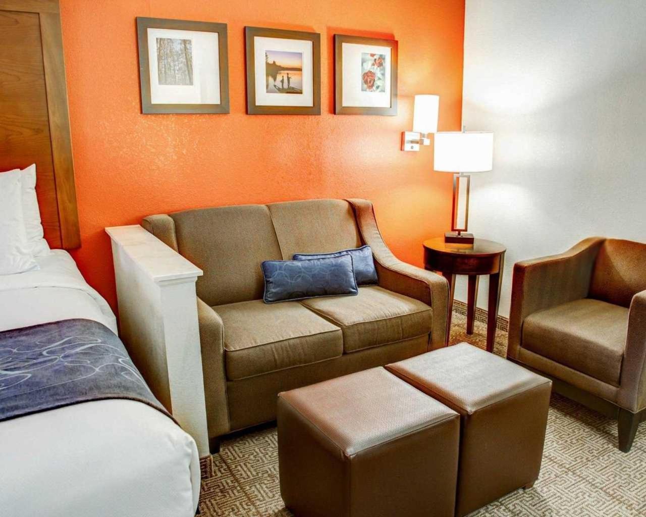 Queen Suite with Two Queen Beds - Non-Smoking - Photo 4