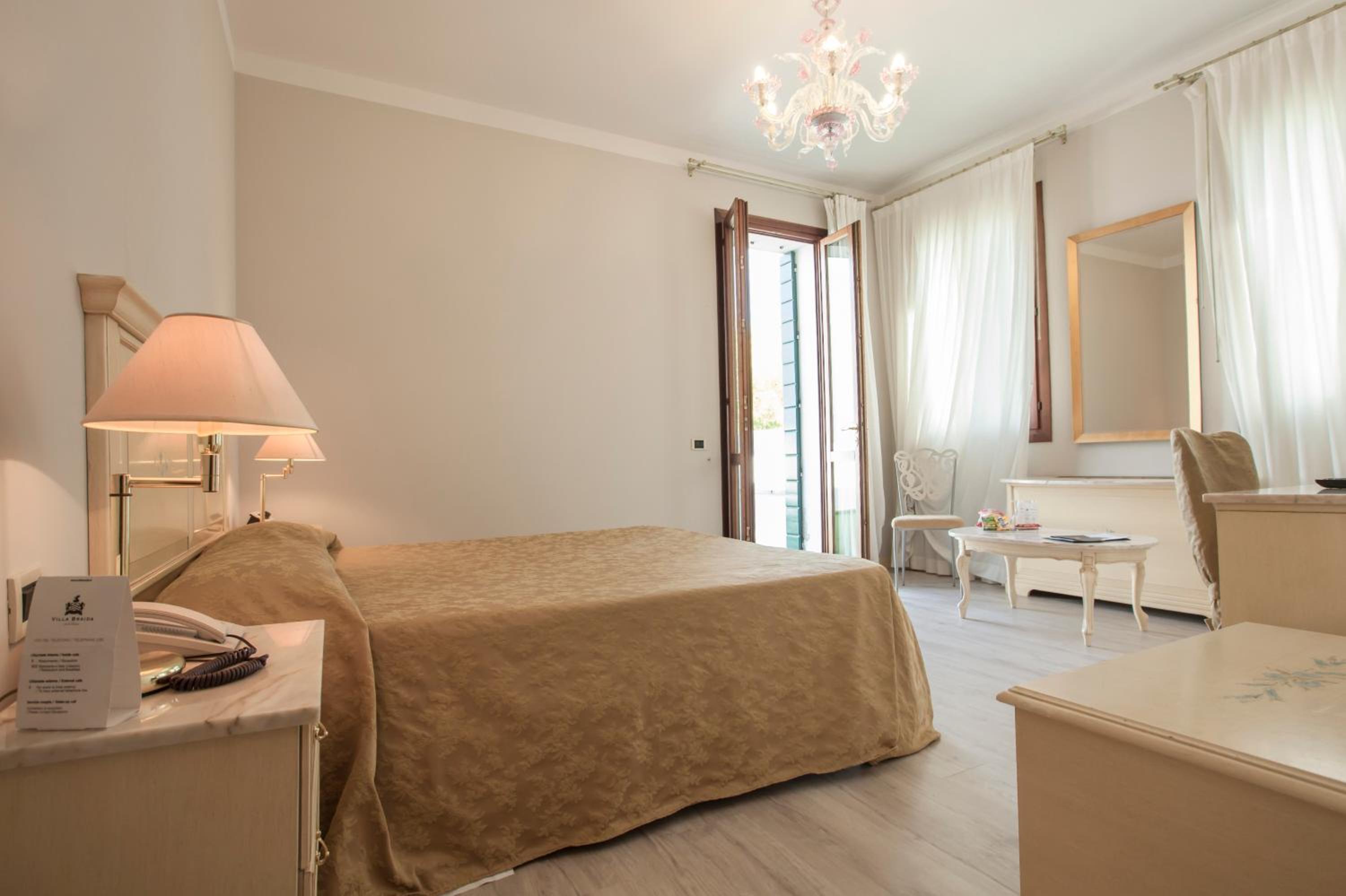 Deluxe King Room photo 1