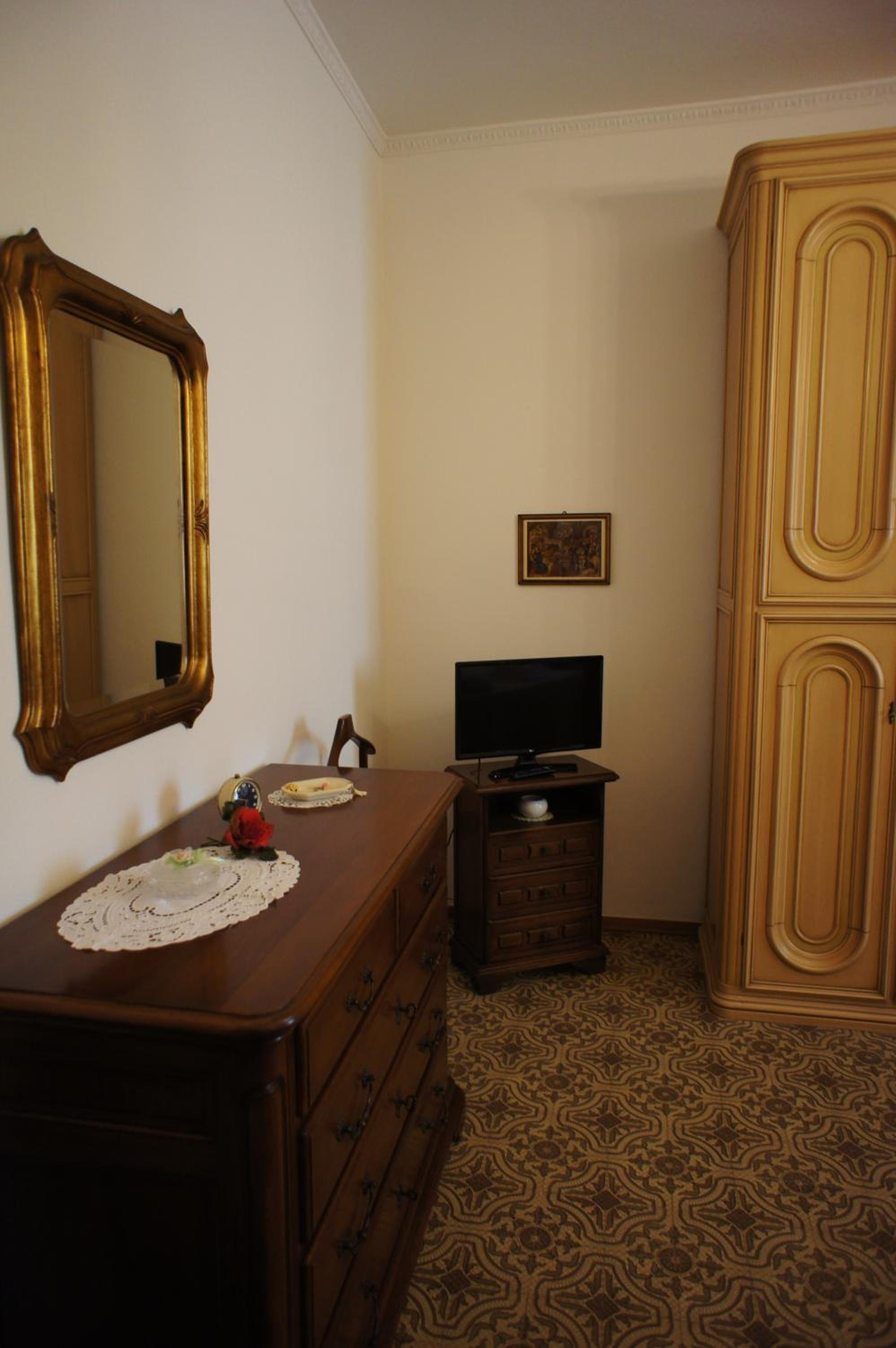 Deluxe Double Room (2 Adults + 1 Child) - Photo 5
