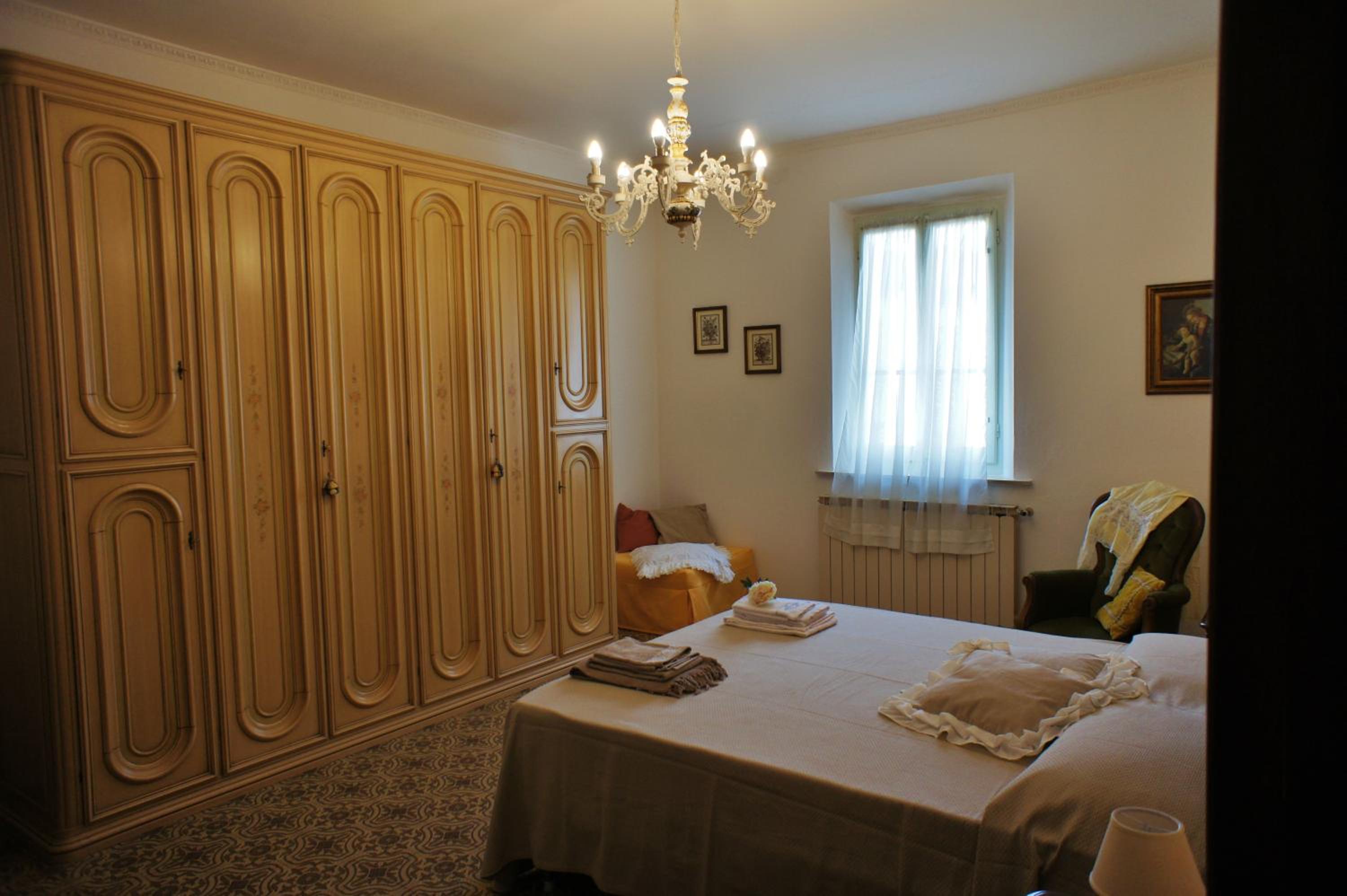 Deluxe Double Room (2 Adults + 1 Child) - Photo 4