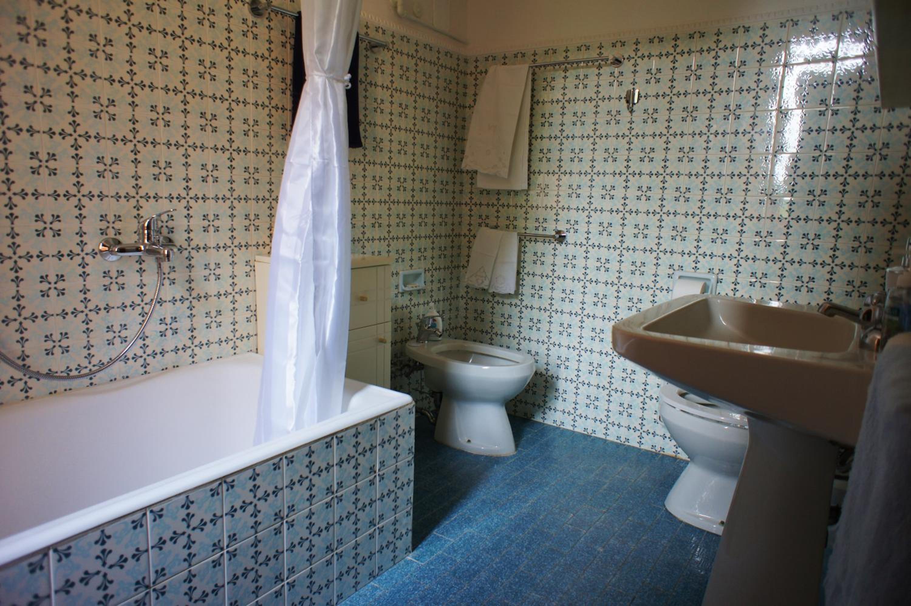 Deluxe Double Room (2 Adults + 1 Child) - Photo 7