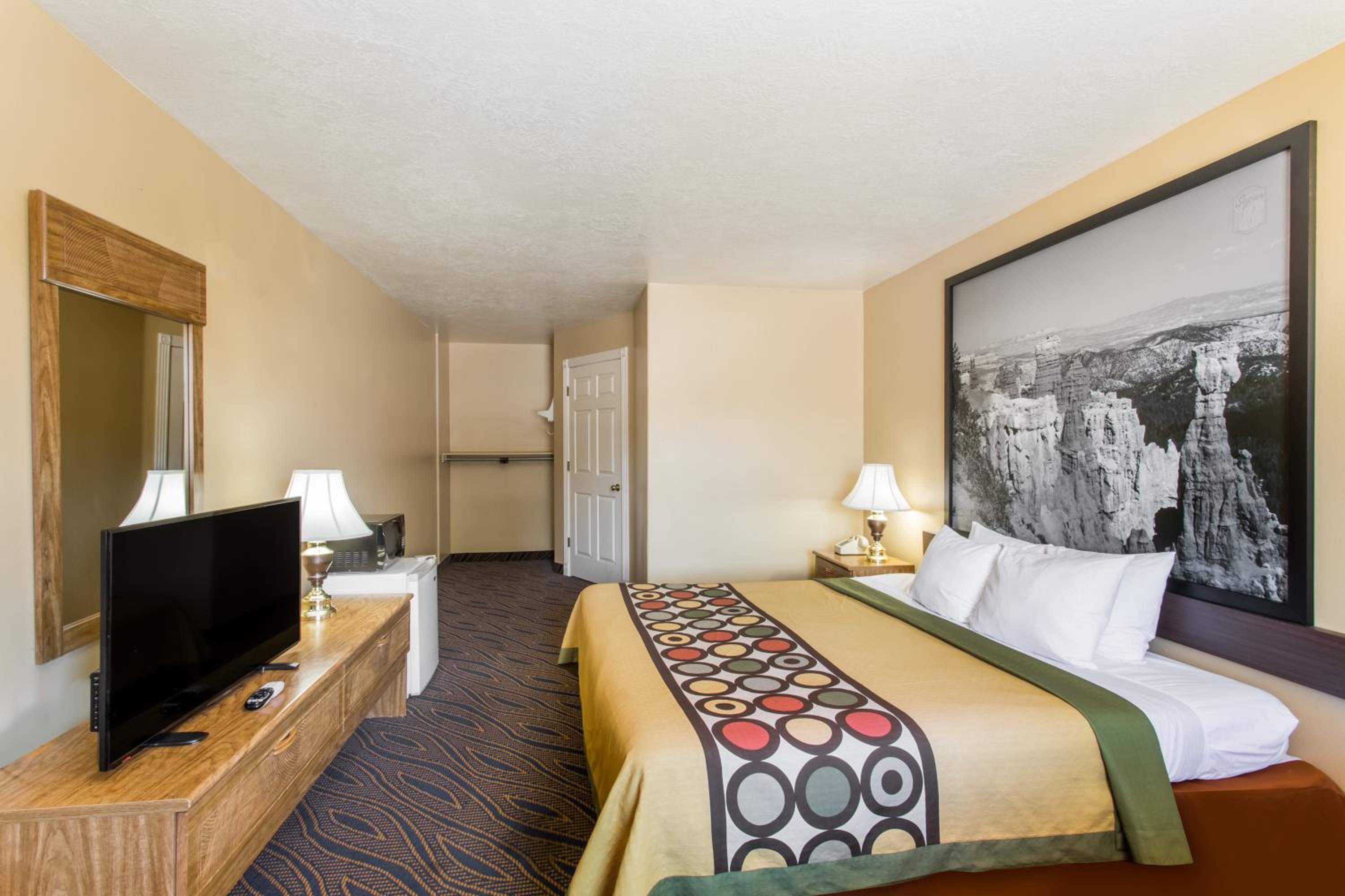 King Suite - Non-Smoking - Photo 5