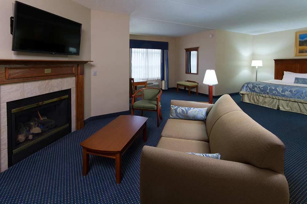 King Suite - Non-Smoking - Photo 6