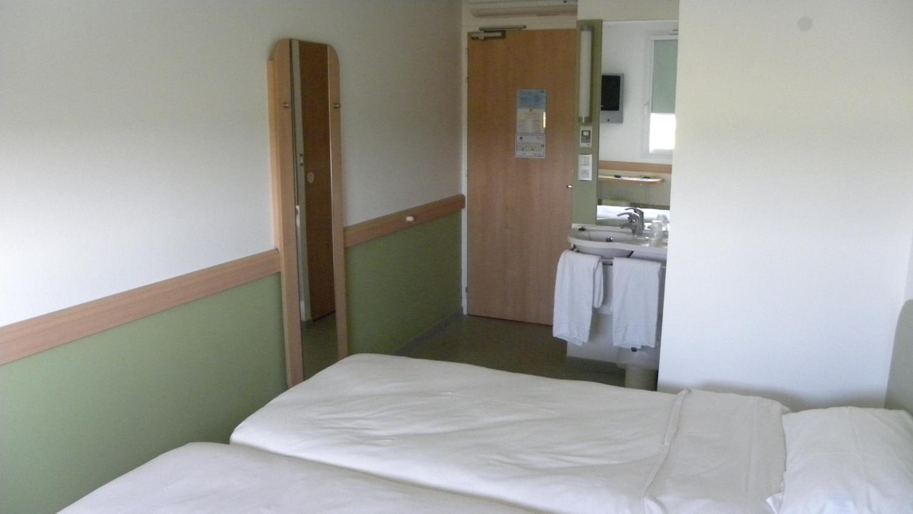 Twin Room - Photo 5