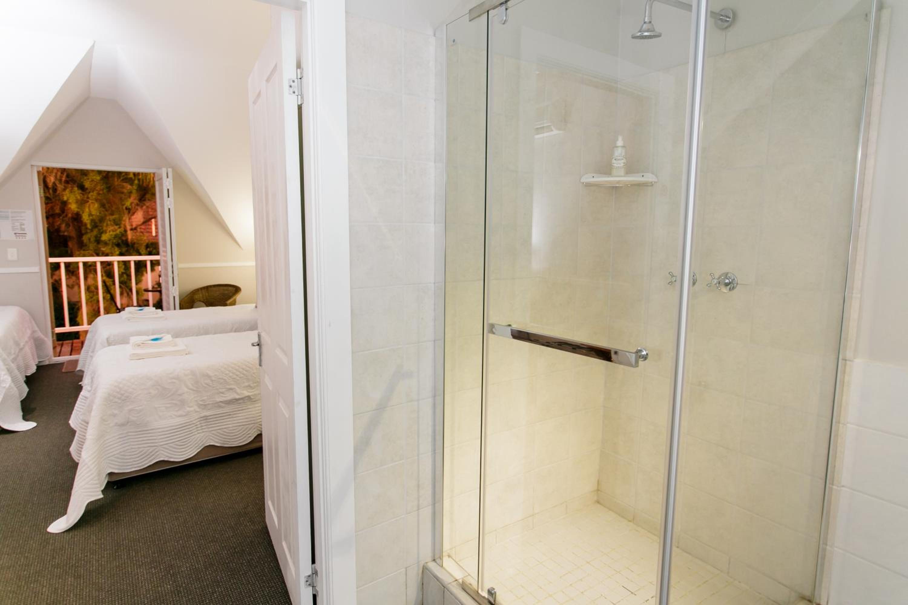First Floor Three Single Beds Room - Photo 9