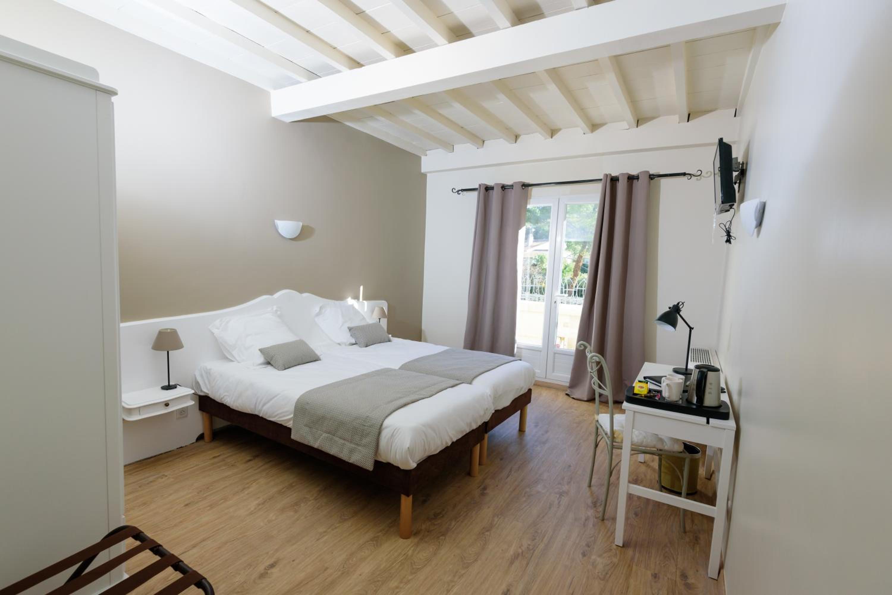 Double or twin Room with Terrace and Park View