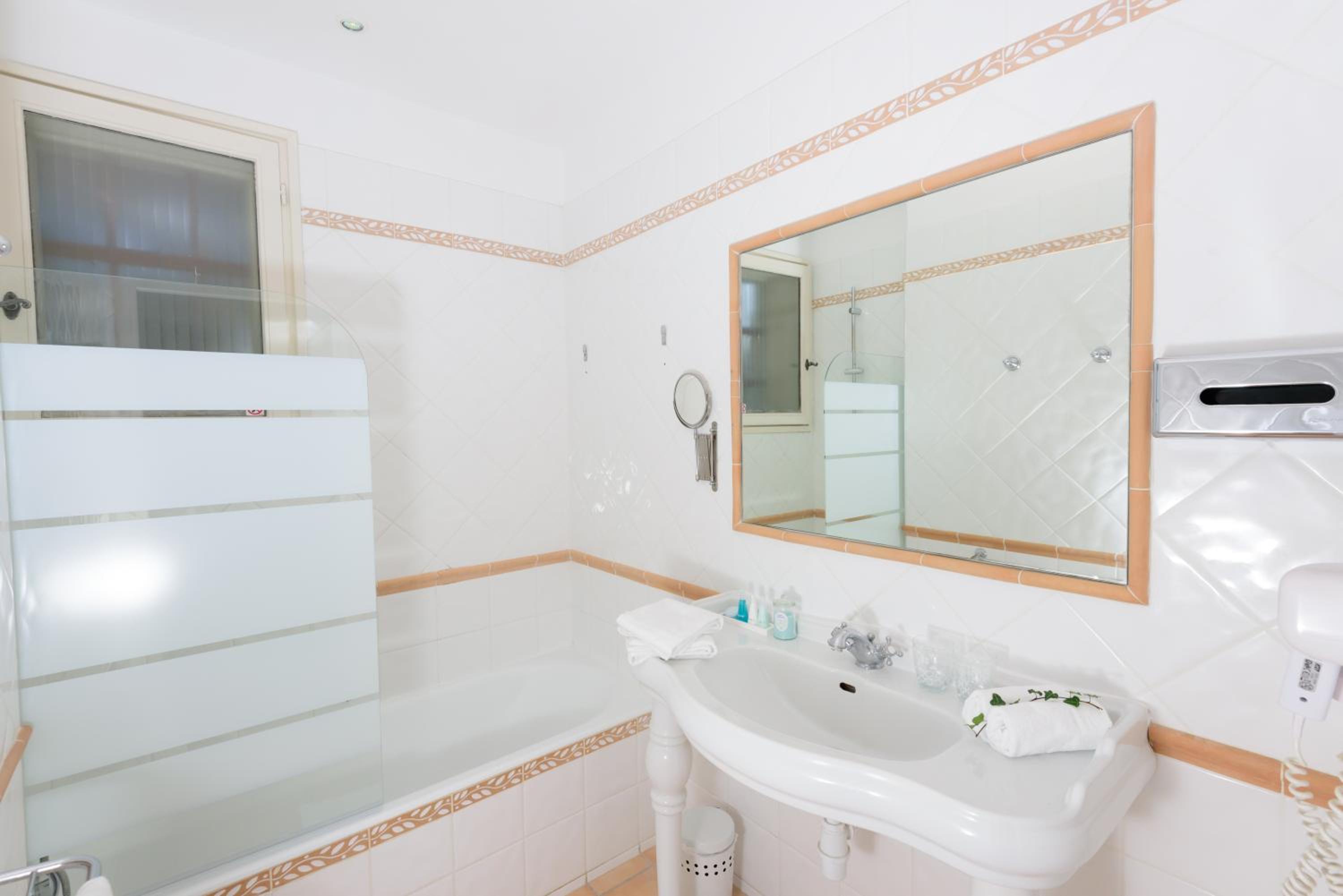 Double or Twin Room with Park View photo 2