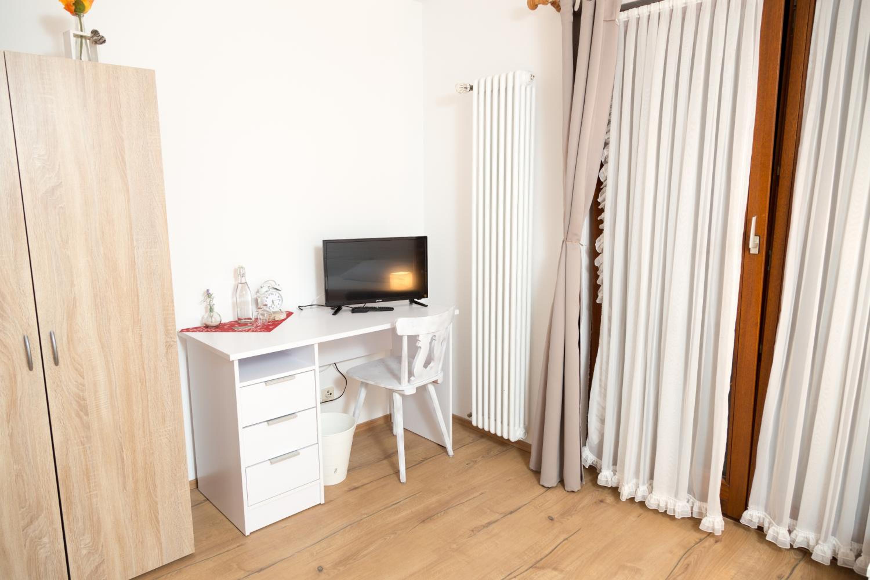 Twin Room with Balcony - Photo 2