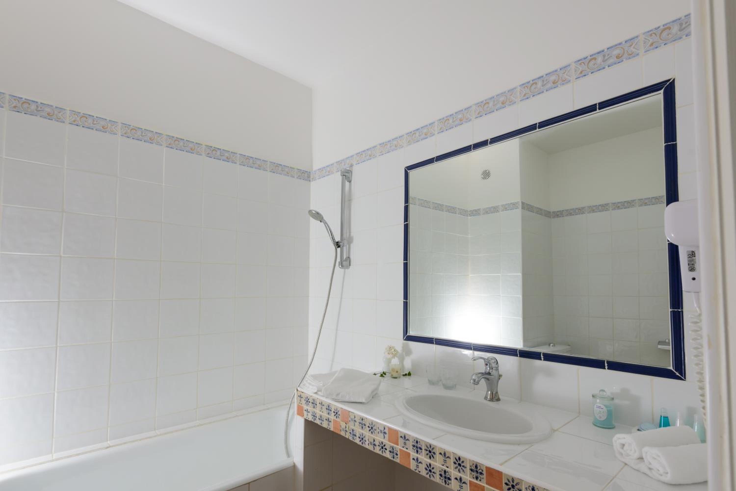 Double or Twin Room with Mountain View photo 2