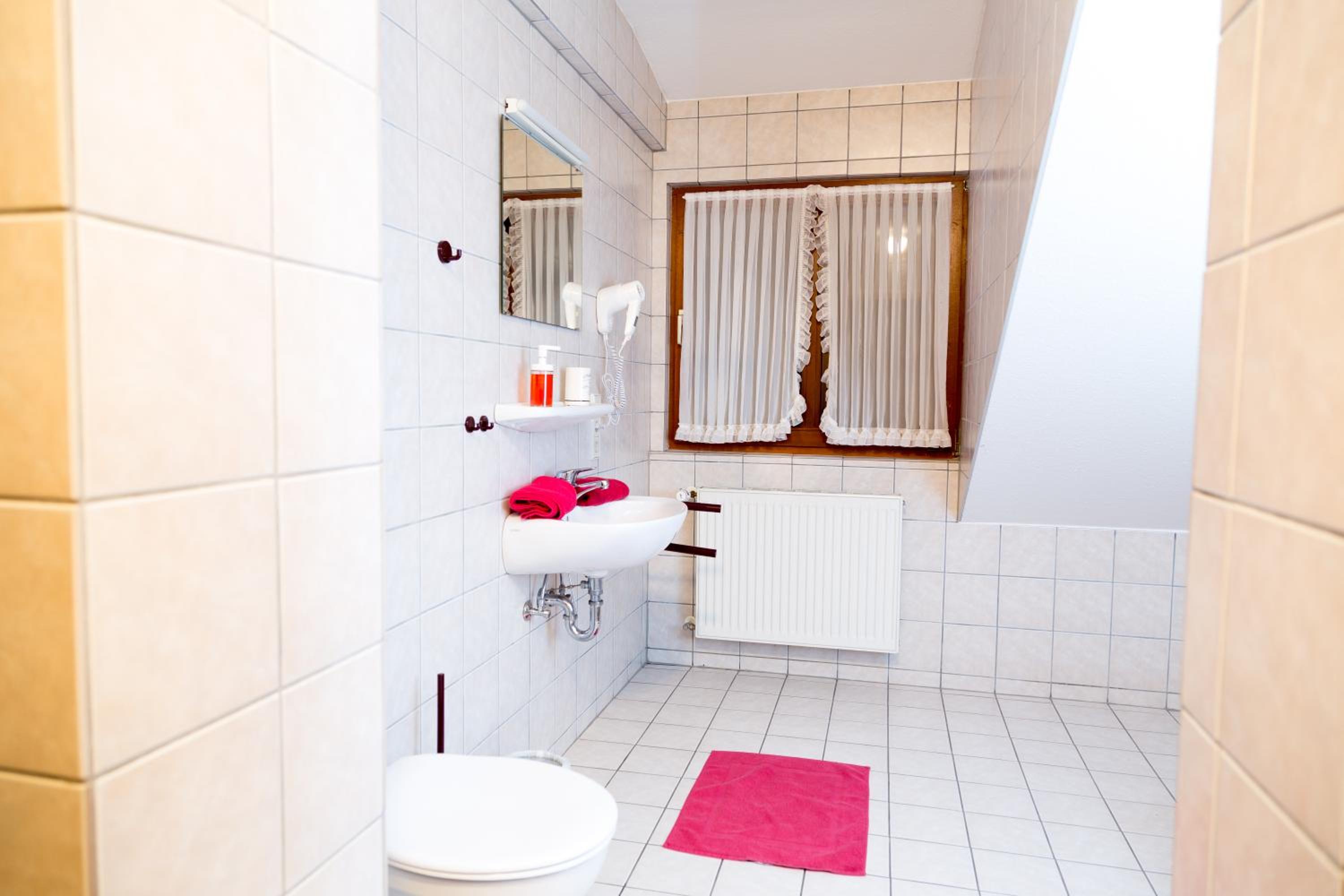 Triple Room with Balcony - Photo 8