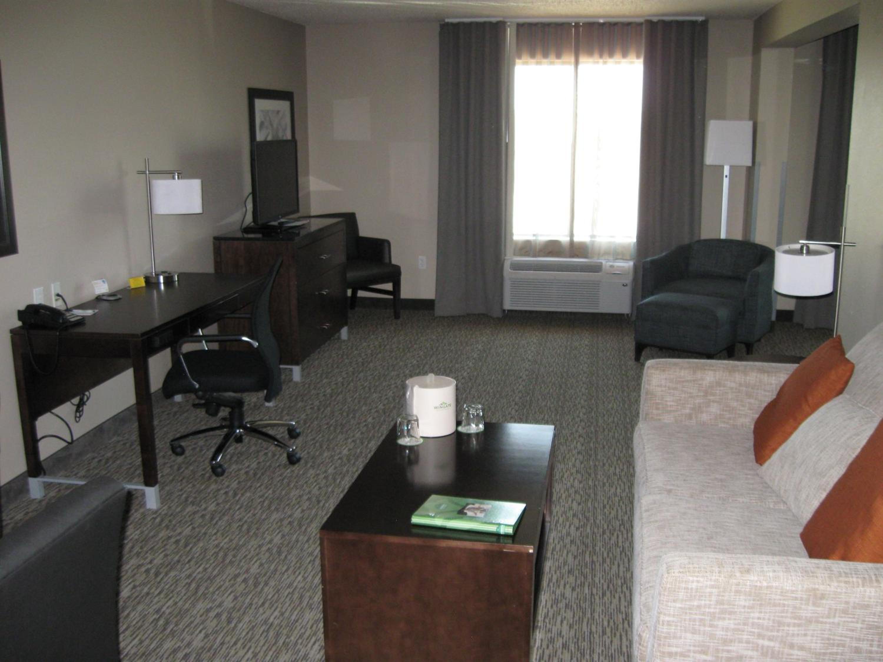 King Suite - Non-Smoking - Photo 5