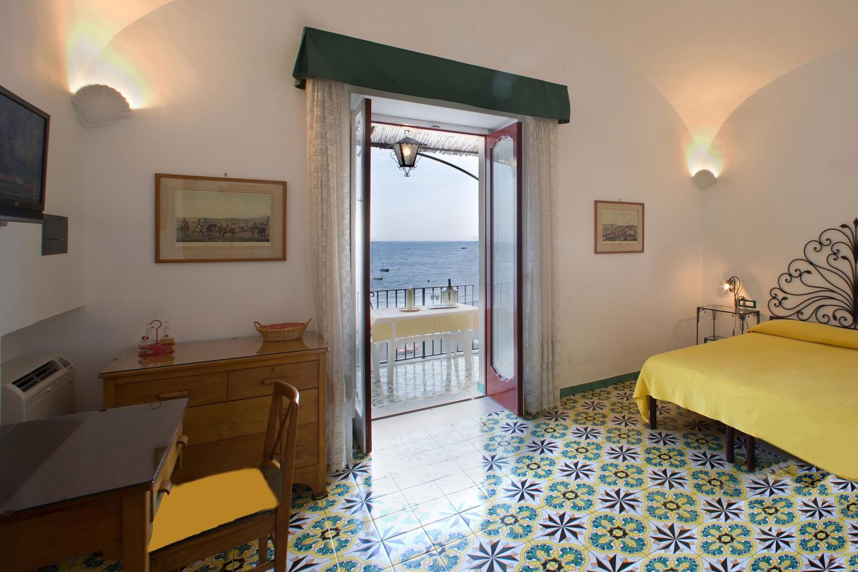 Double Room with Sea View - Photo 3