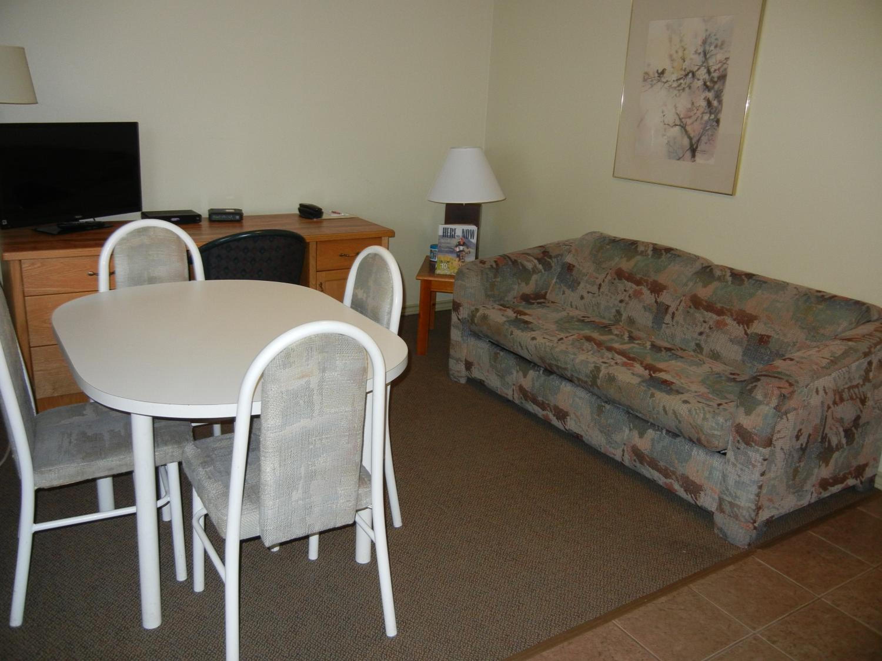 Queen Suite - Non Pet Friendly - Photo 9