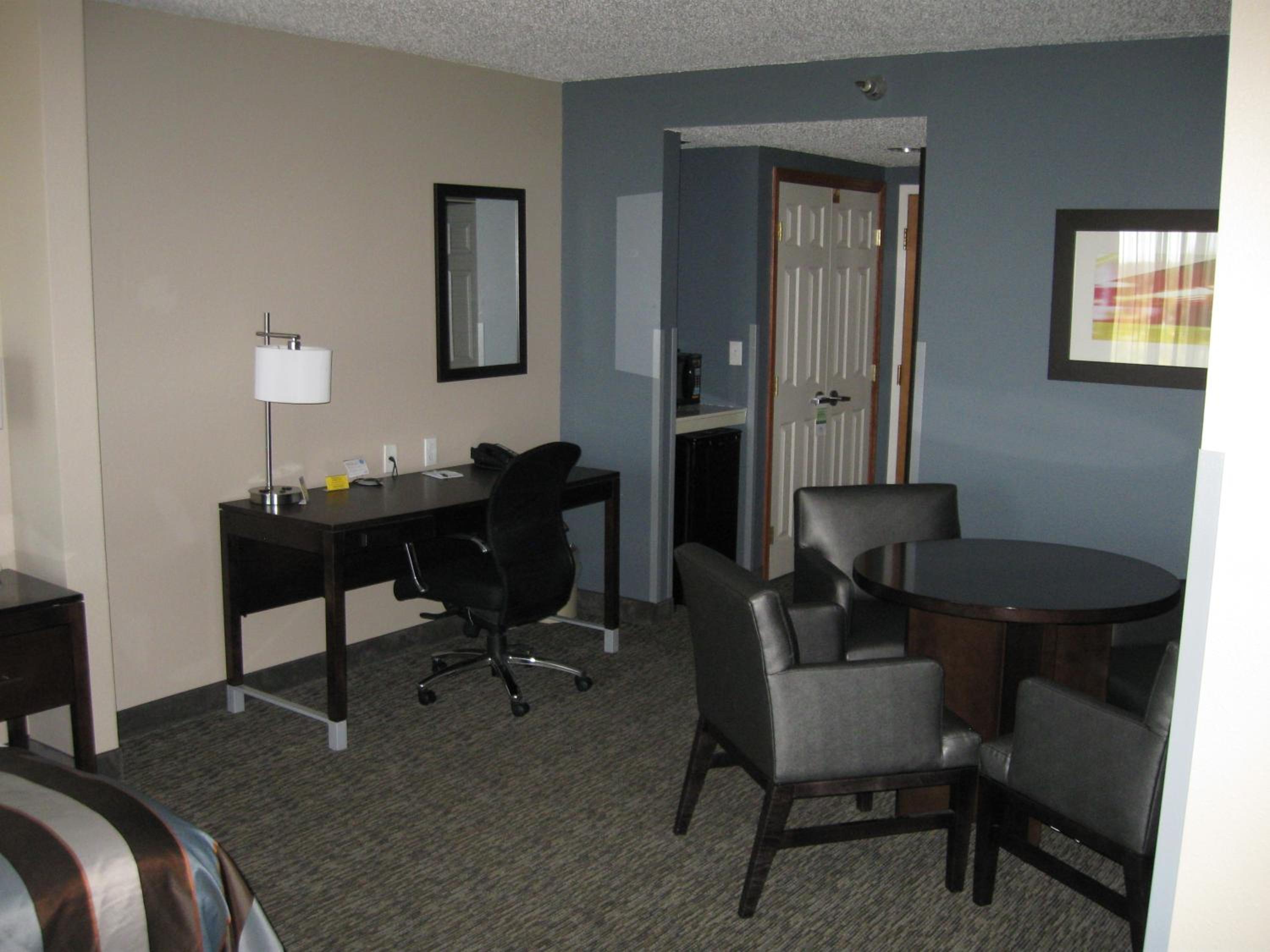 King Suite - Non-Smoking - Photo 3