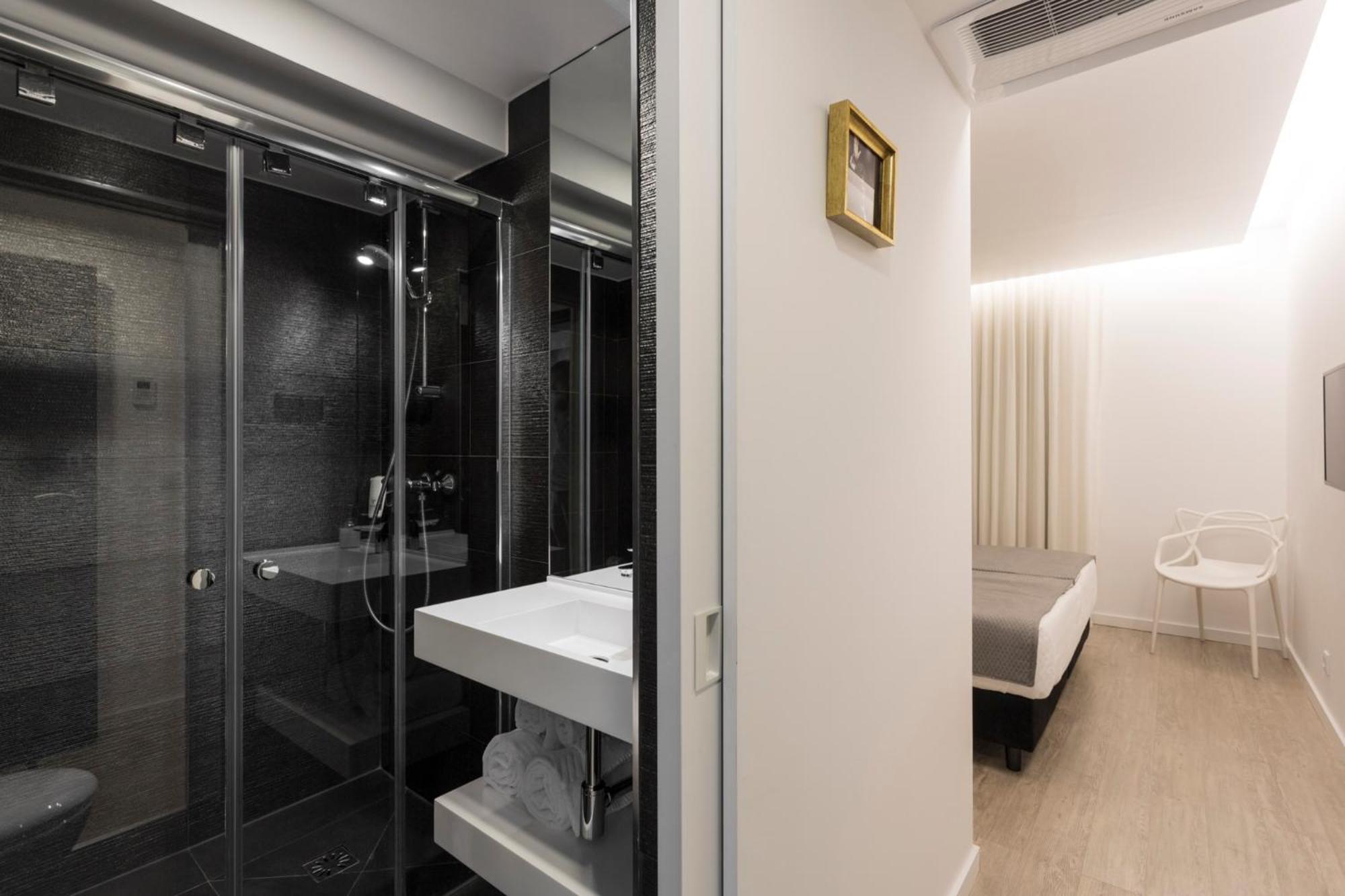 Standard Double or Twin Room photo 3