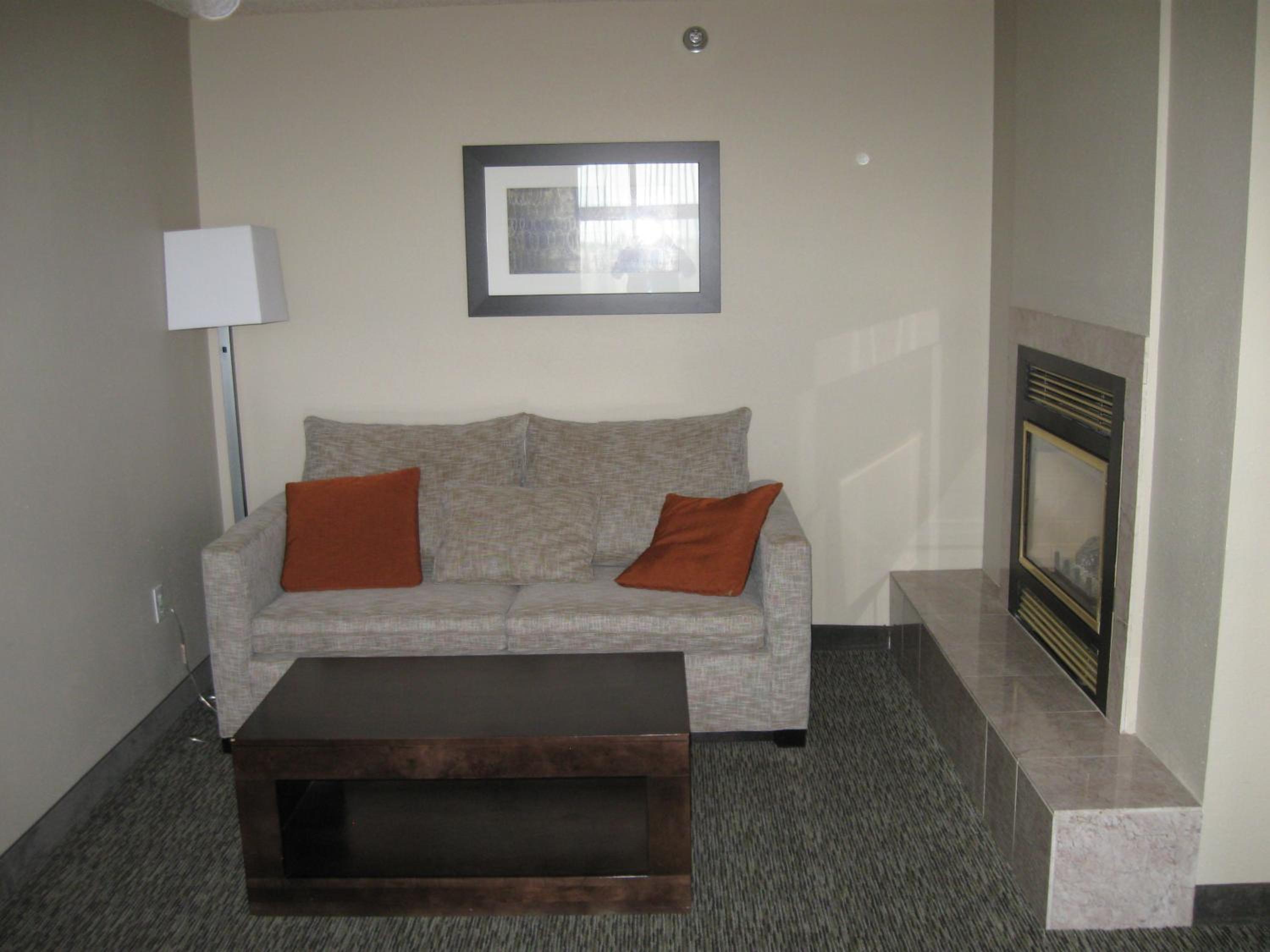 Deluxe King Suite - Non-Smoking - Photo 2