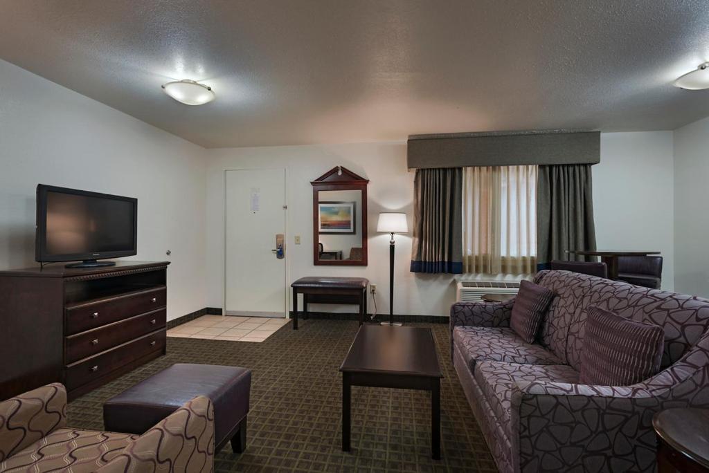 Deluxe King Suite photo 2