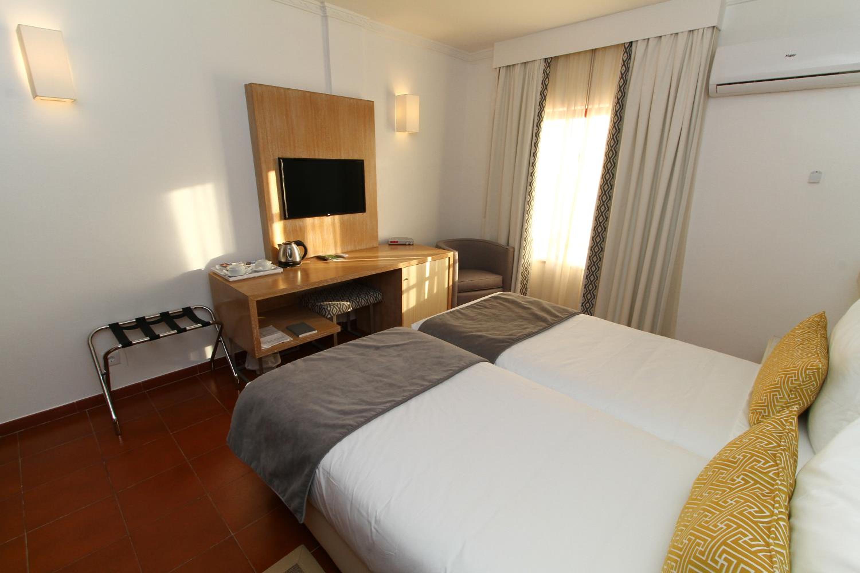 Standard Twin Room - Photo 3