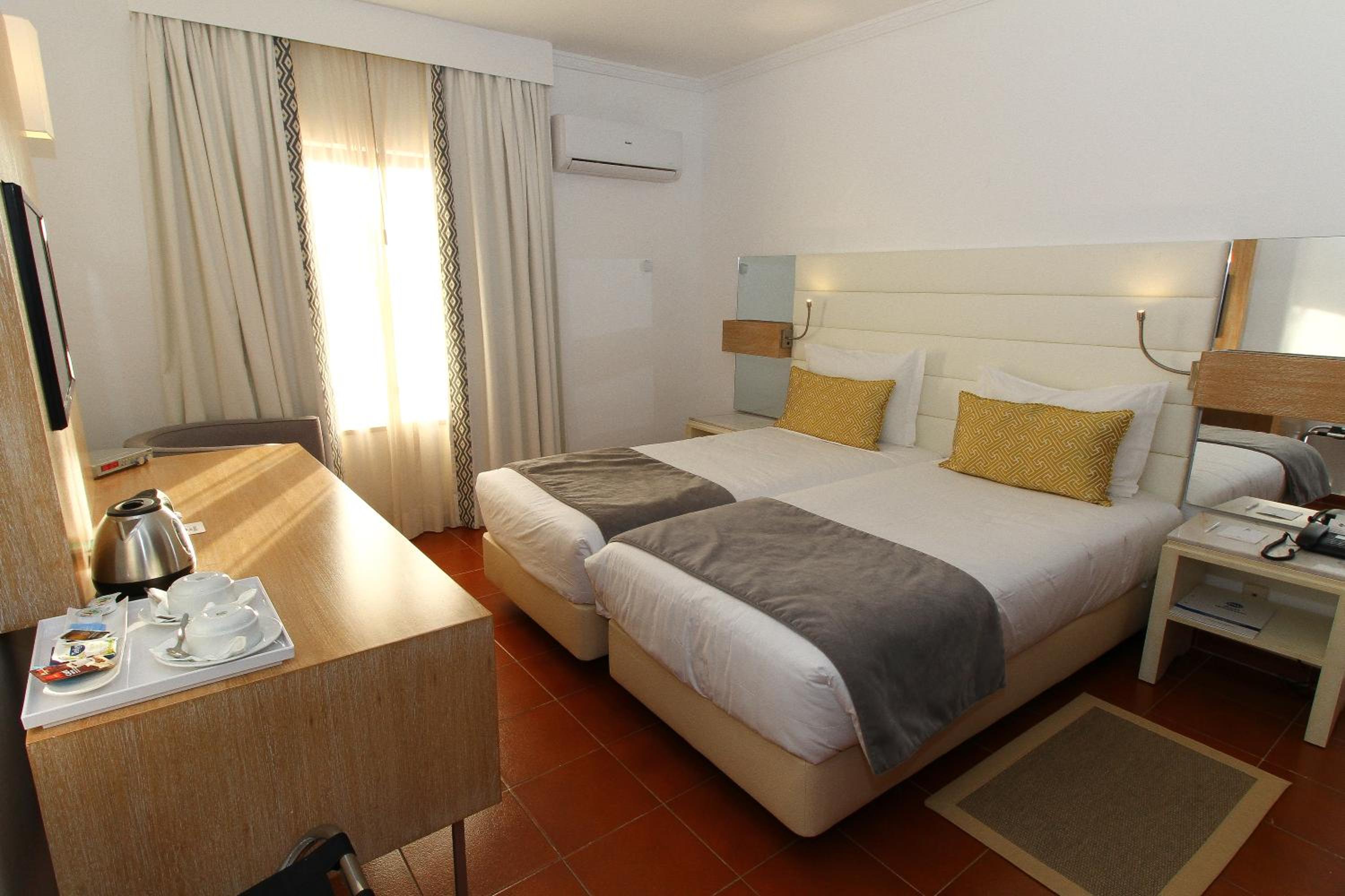 Standard Twin Room - Photo 7