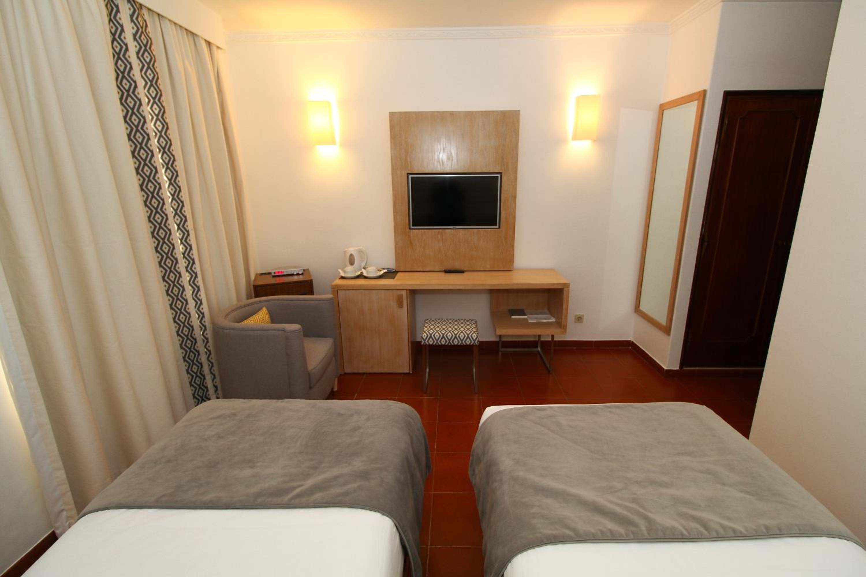 Standard Twin Room - Photo 9