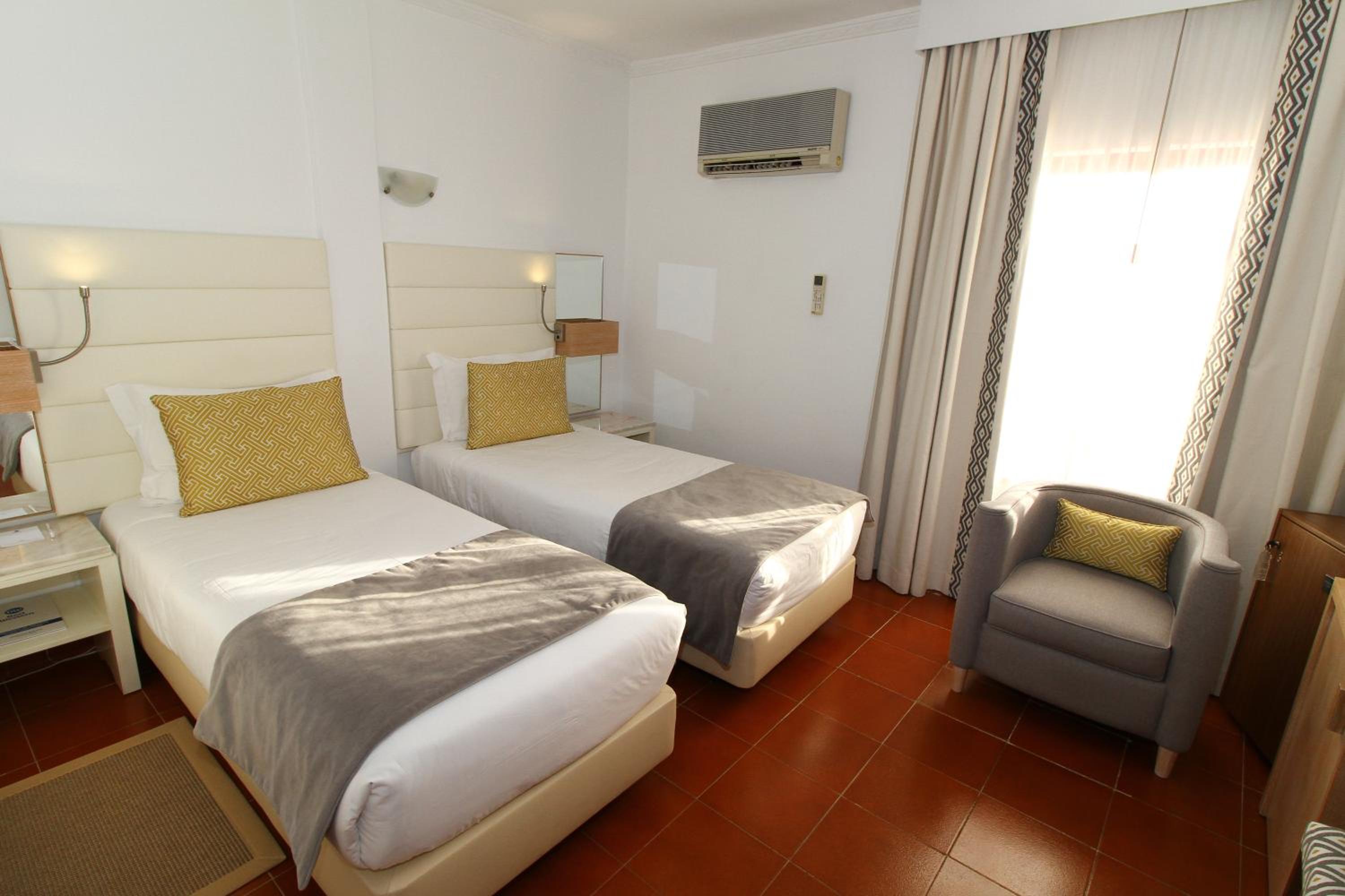 Standard Twin Room - Photo 8