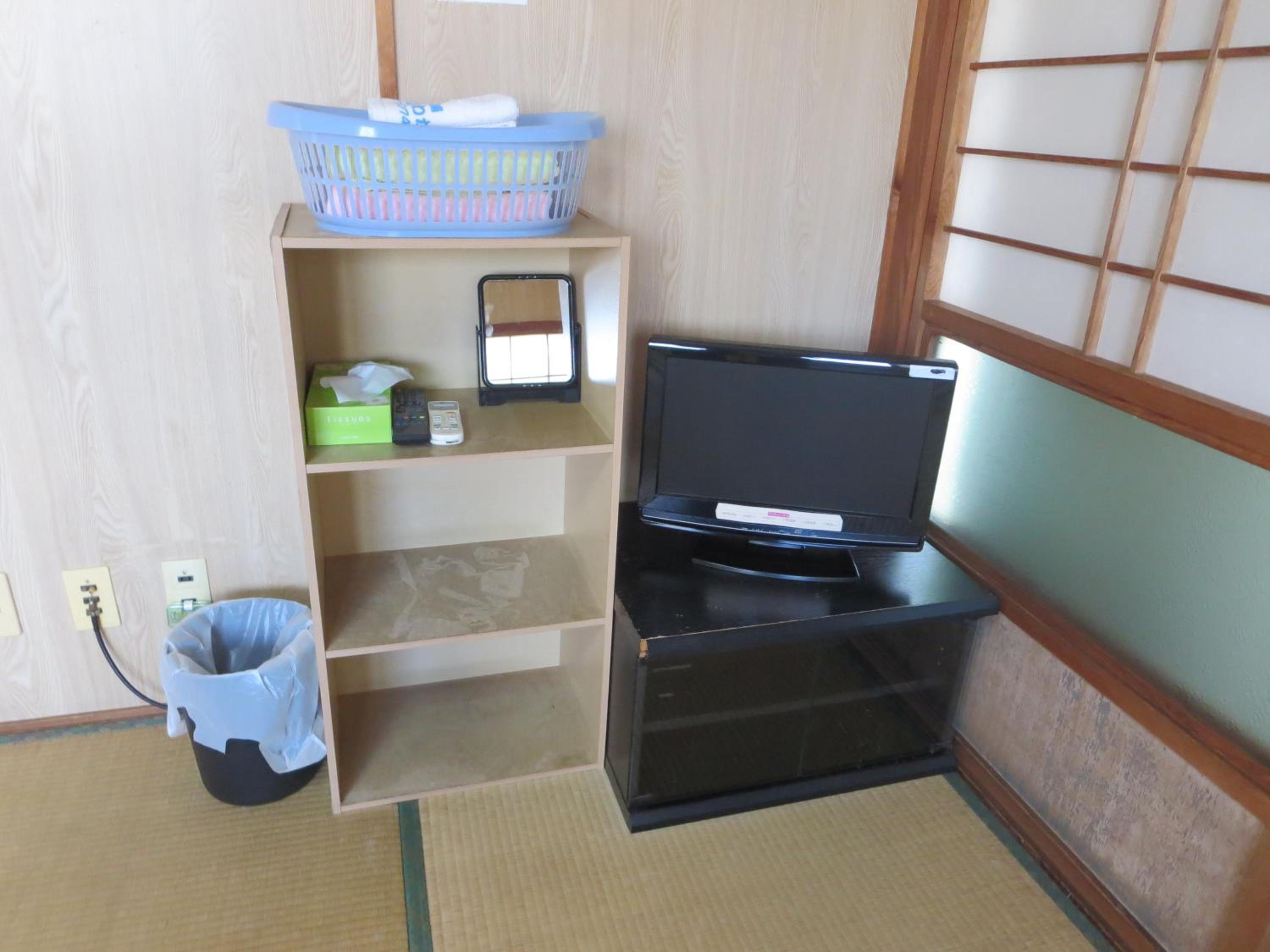 Japanese-Style Room with Shared Bathroom - Main Building photo 3