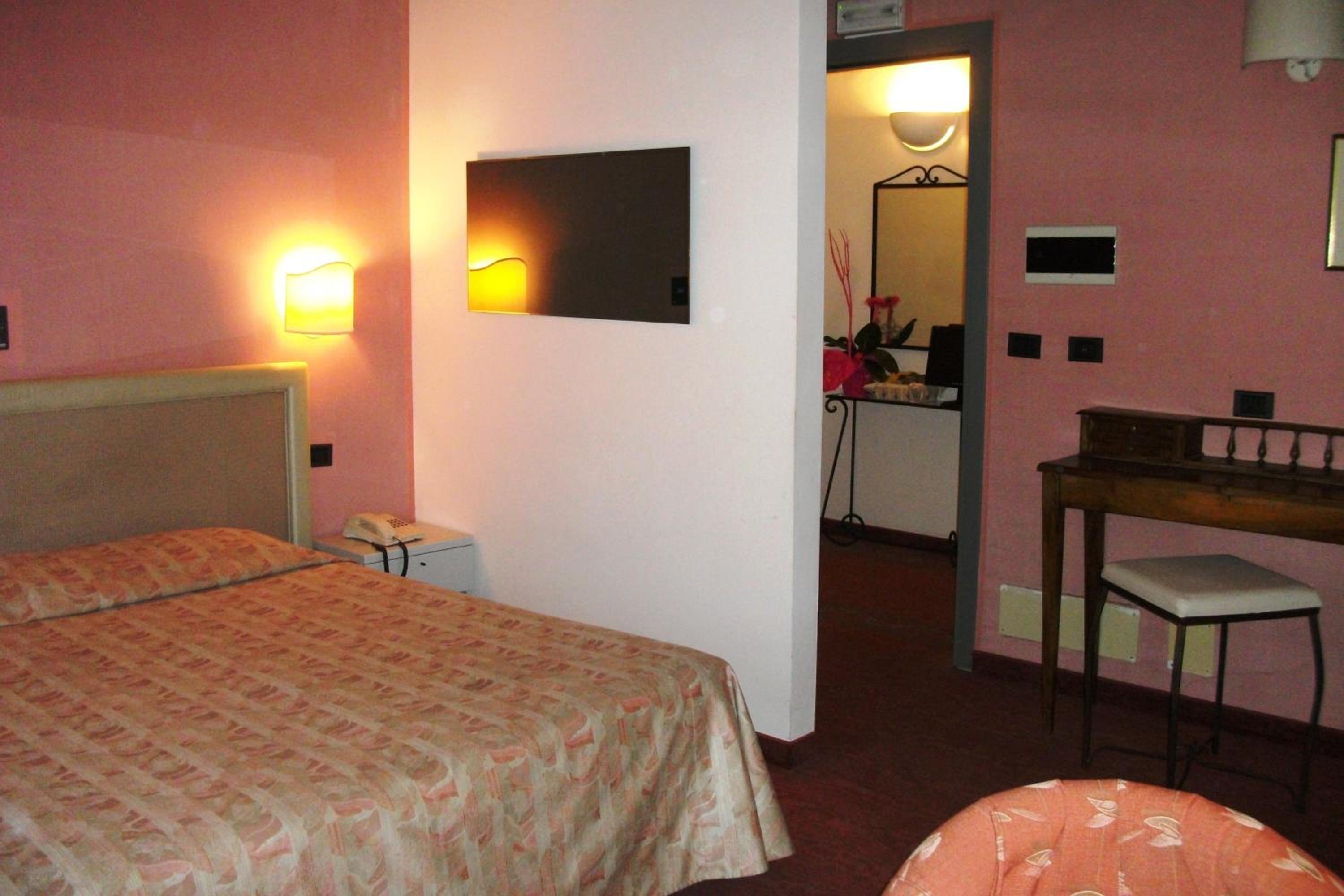 Double or Twin Room - Photo 5
