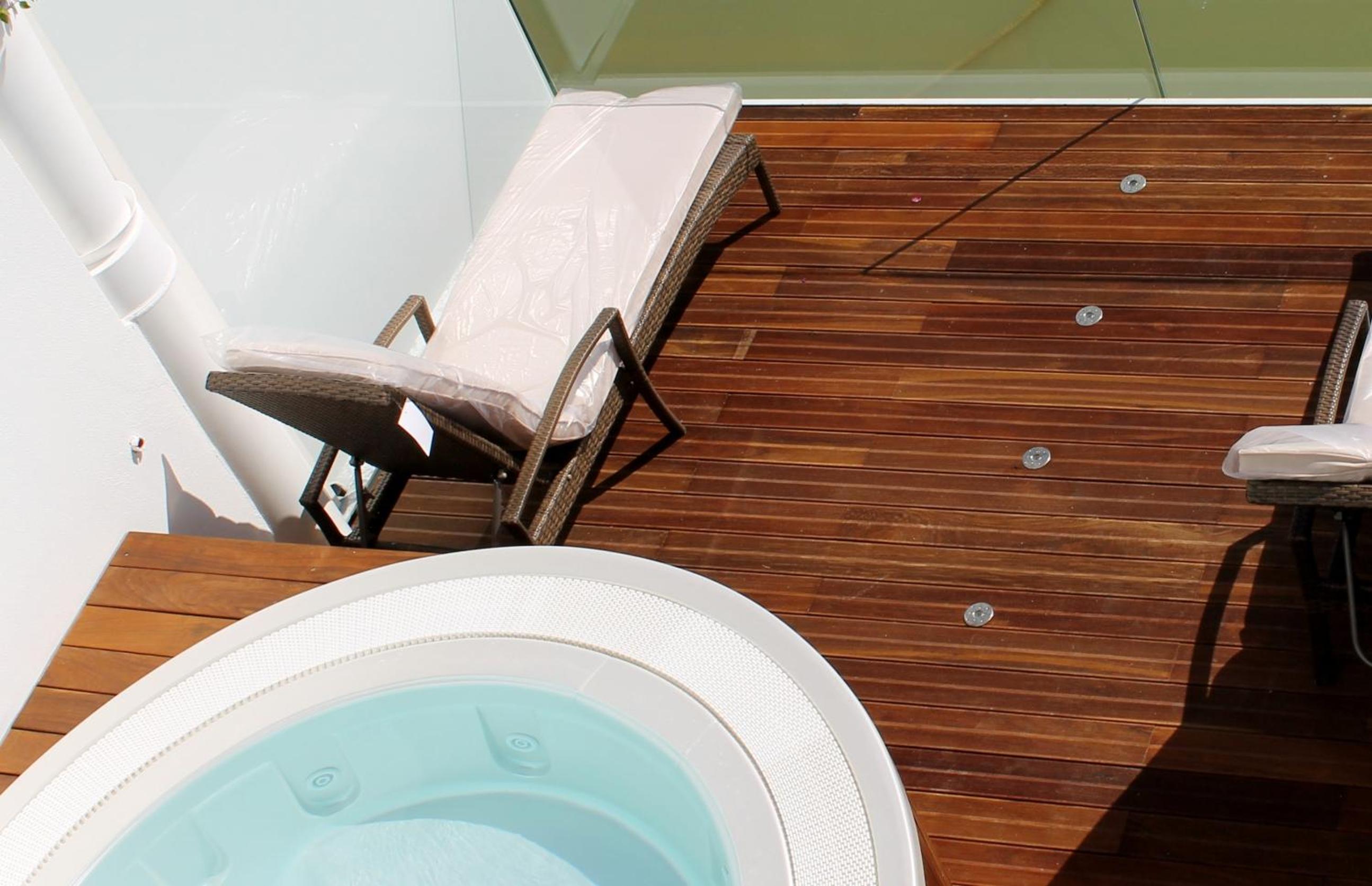 Suite with Hot Tub - Photo 18