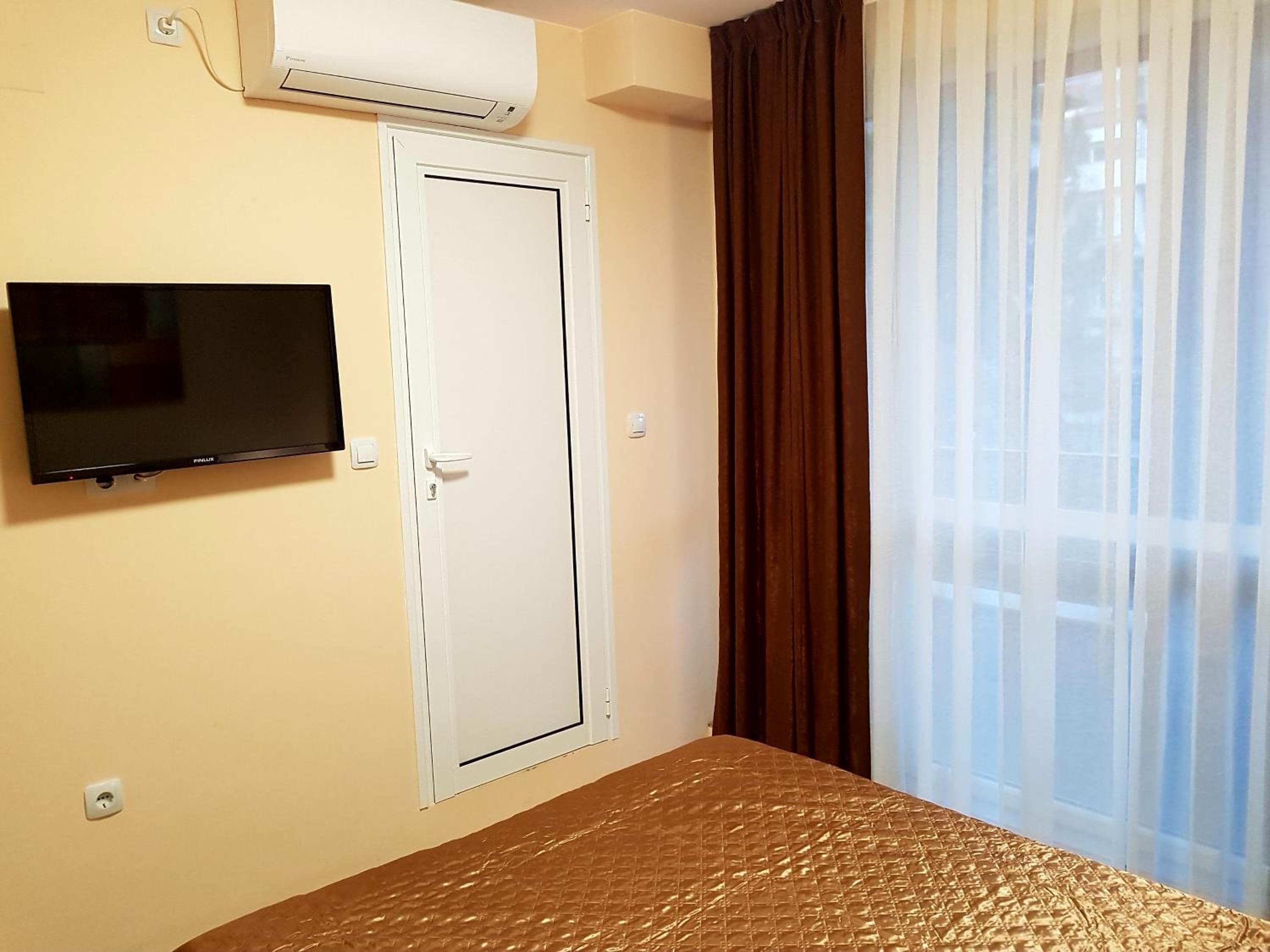 Single Room with Private Bathroom photo 2