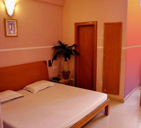 Standard Double Room with Fan - Photo 2