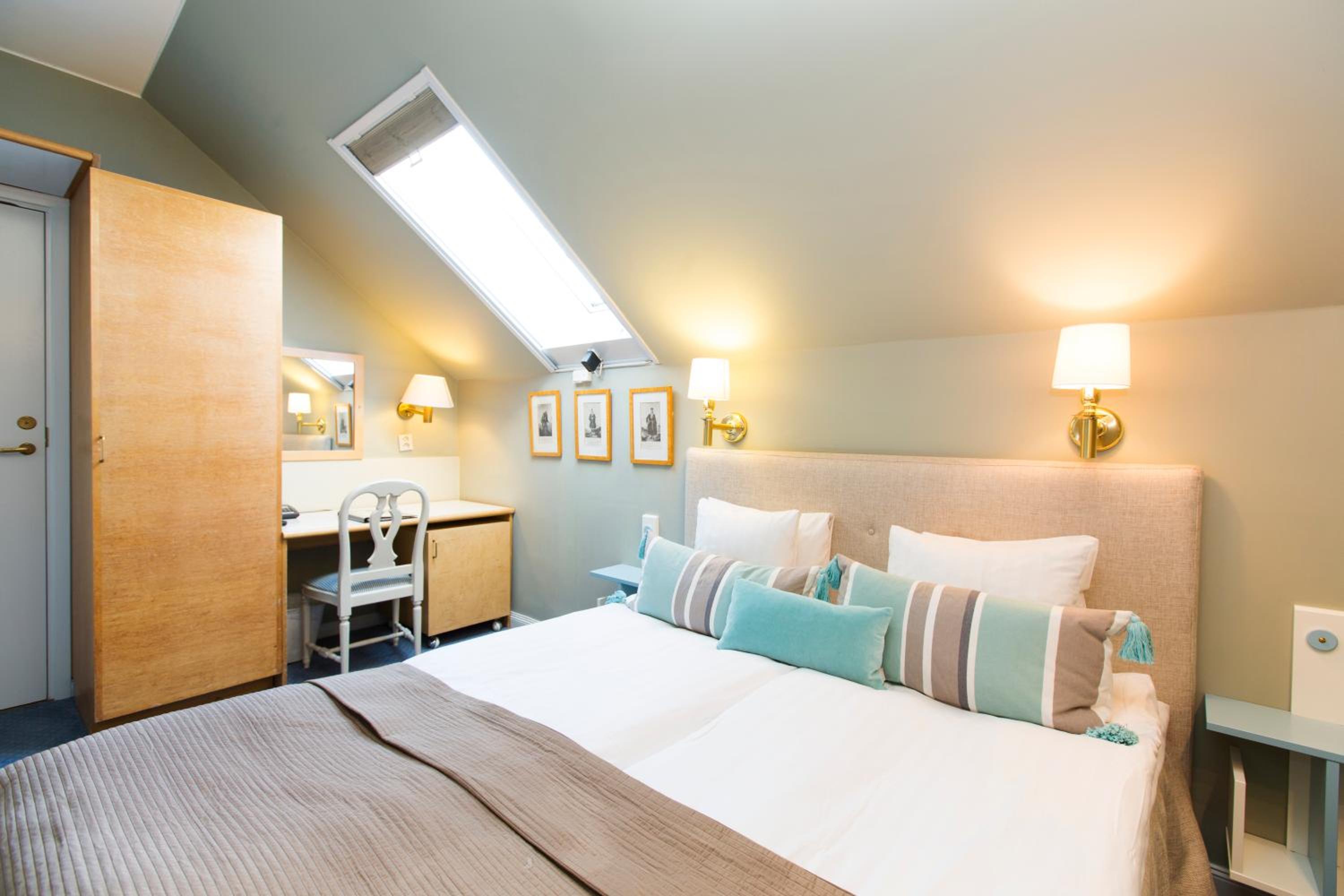 Small Double Room (55 in bed) - Photo 6