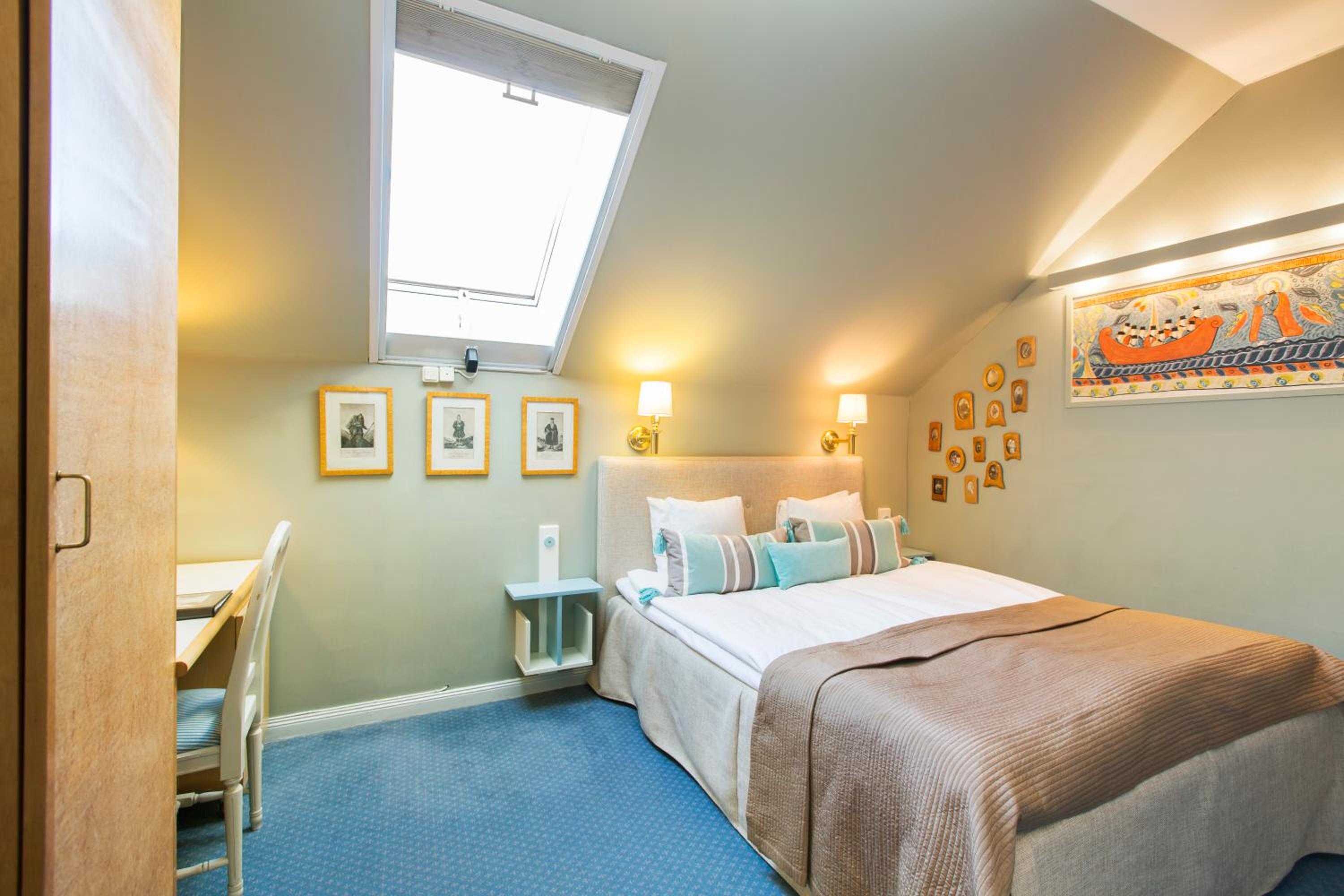 Small Double Room (55 in bed) - Photo 7
