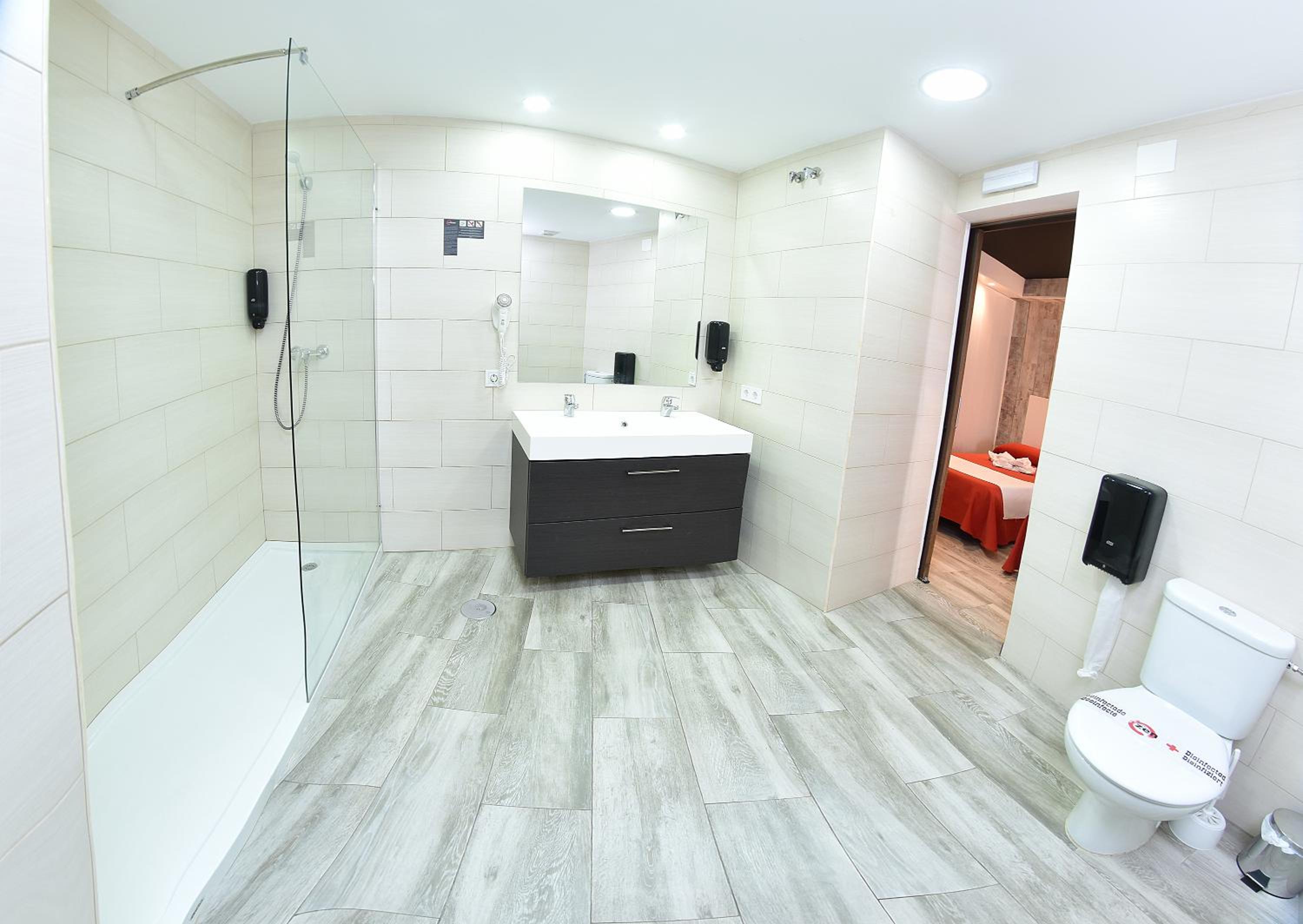 Double Room with Free Airport Shuttle (2 +2) - Photo 14
