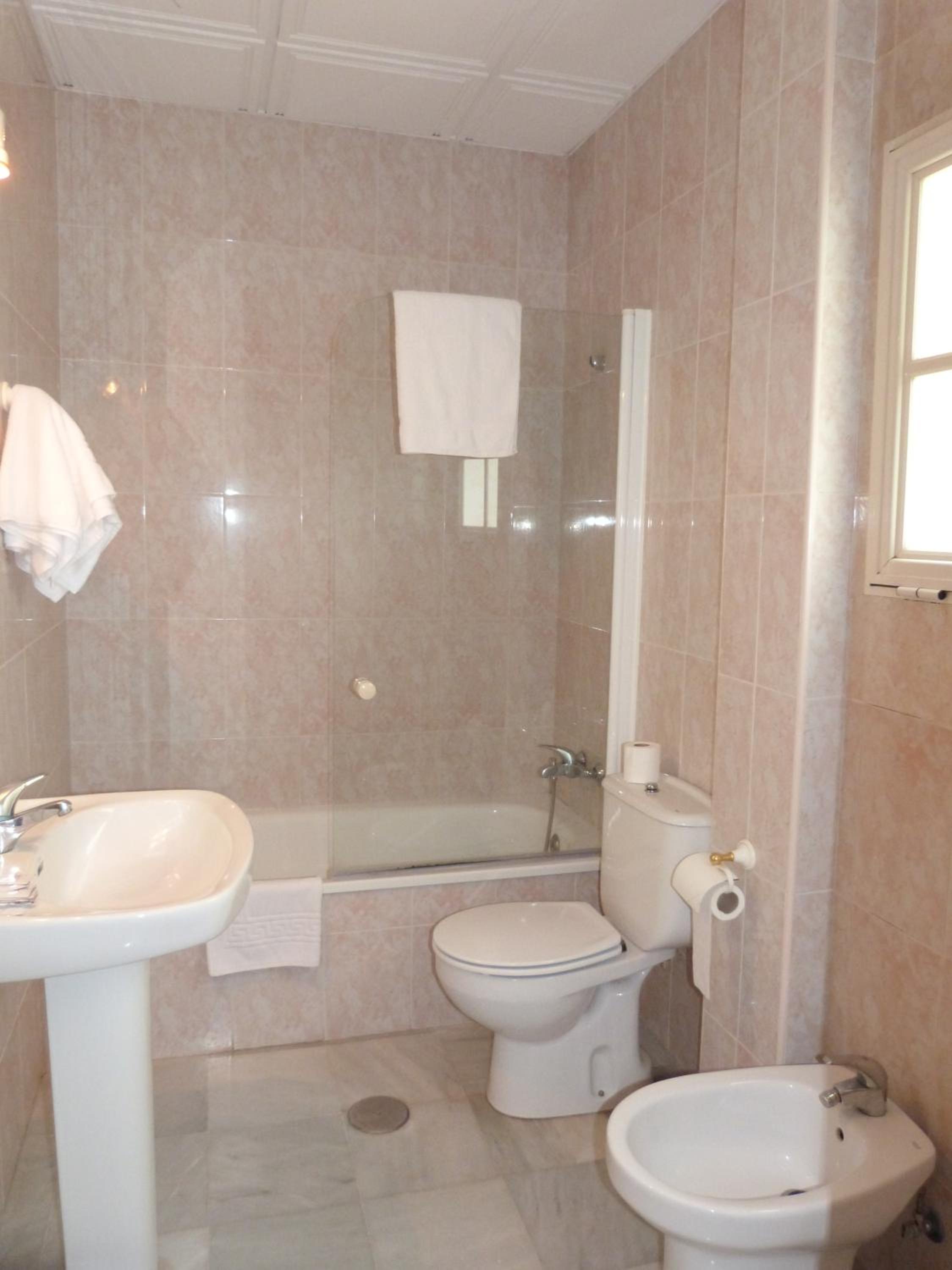 Double or Twin Room - Photo 7