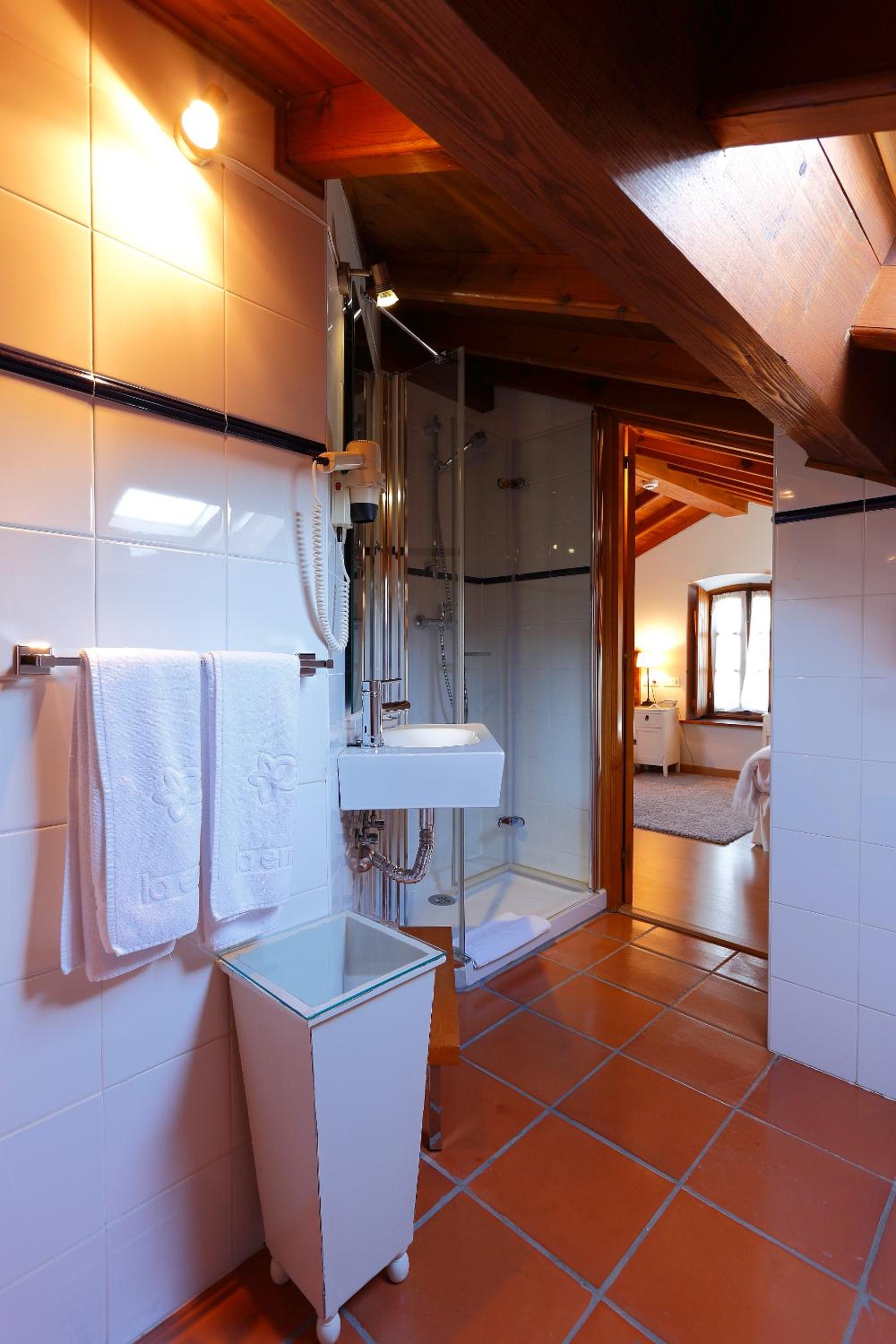 Twin Room with Bathroom photo 2