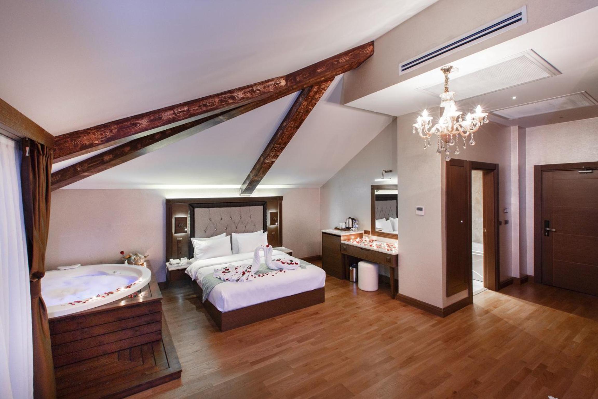 King Suite with Sea View and Hot Tub