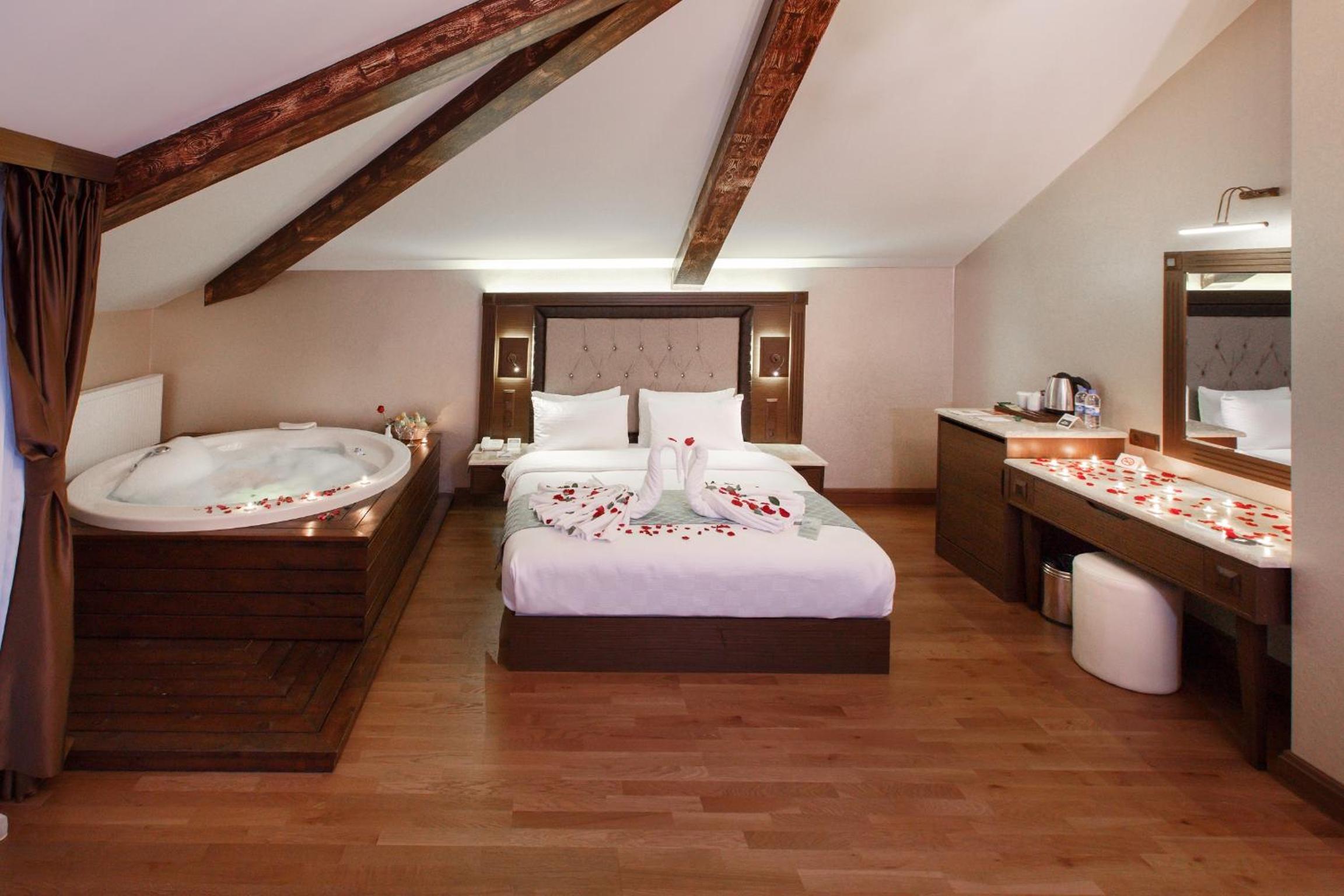King Suite with Sea View and Hot Tub thumbnail 5
