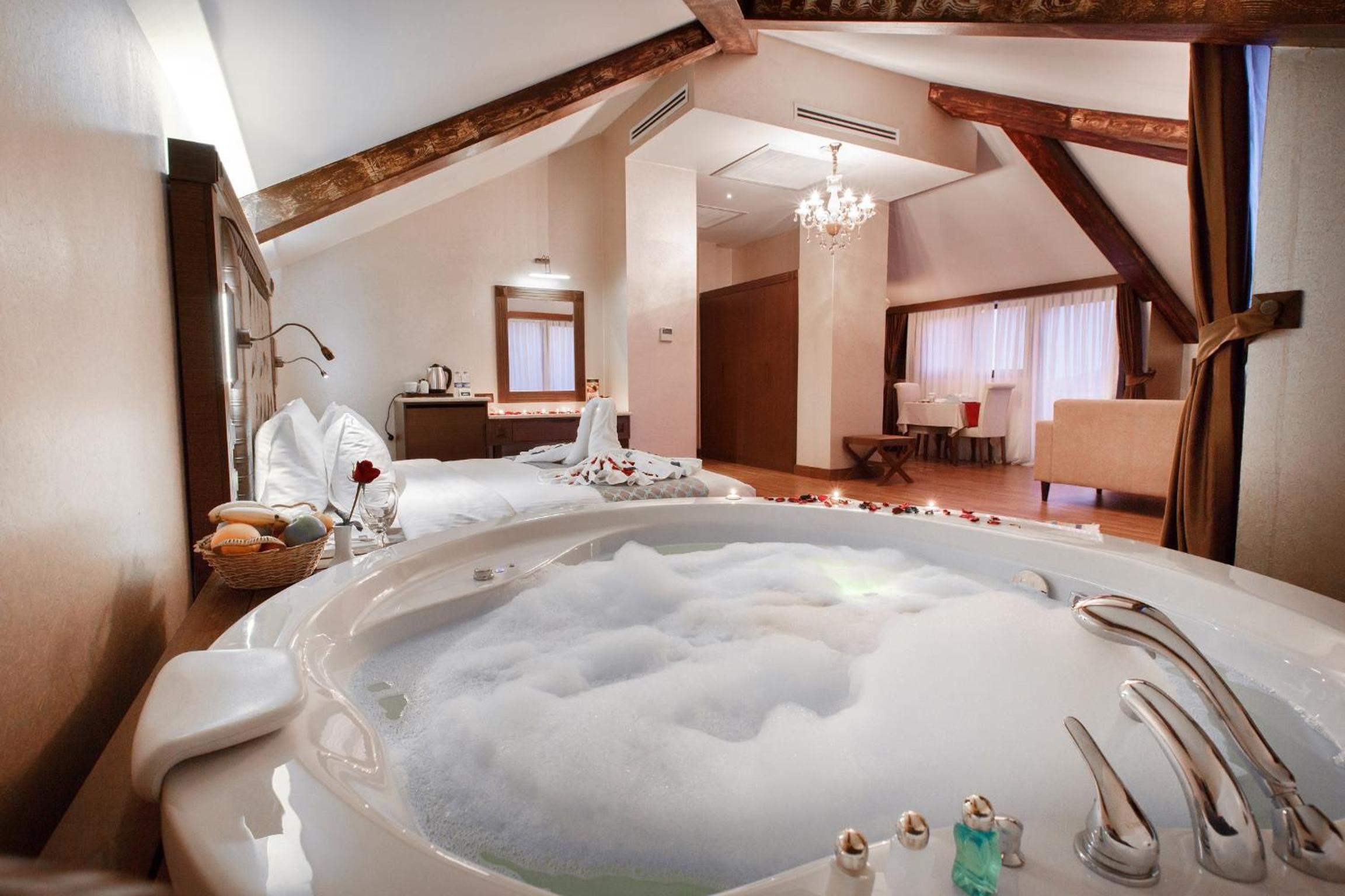 King Suite with Sea View and Hot Tub thumbnail 6