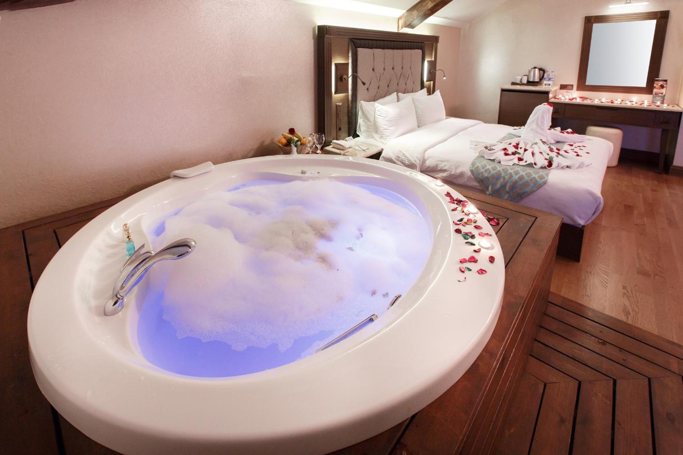 King Suite with Sea View and Hot Tub thumbnail 6