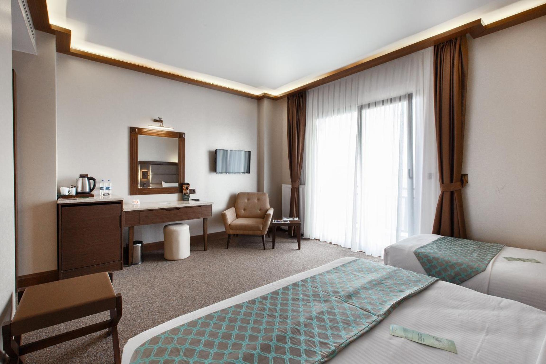Triple Room with Lake View thumbnail 6