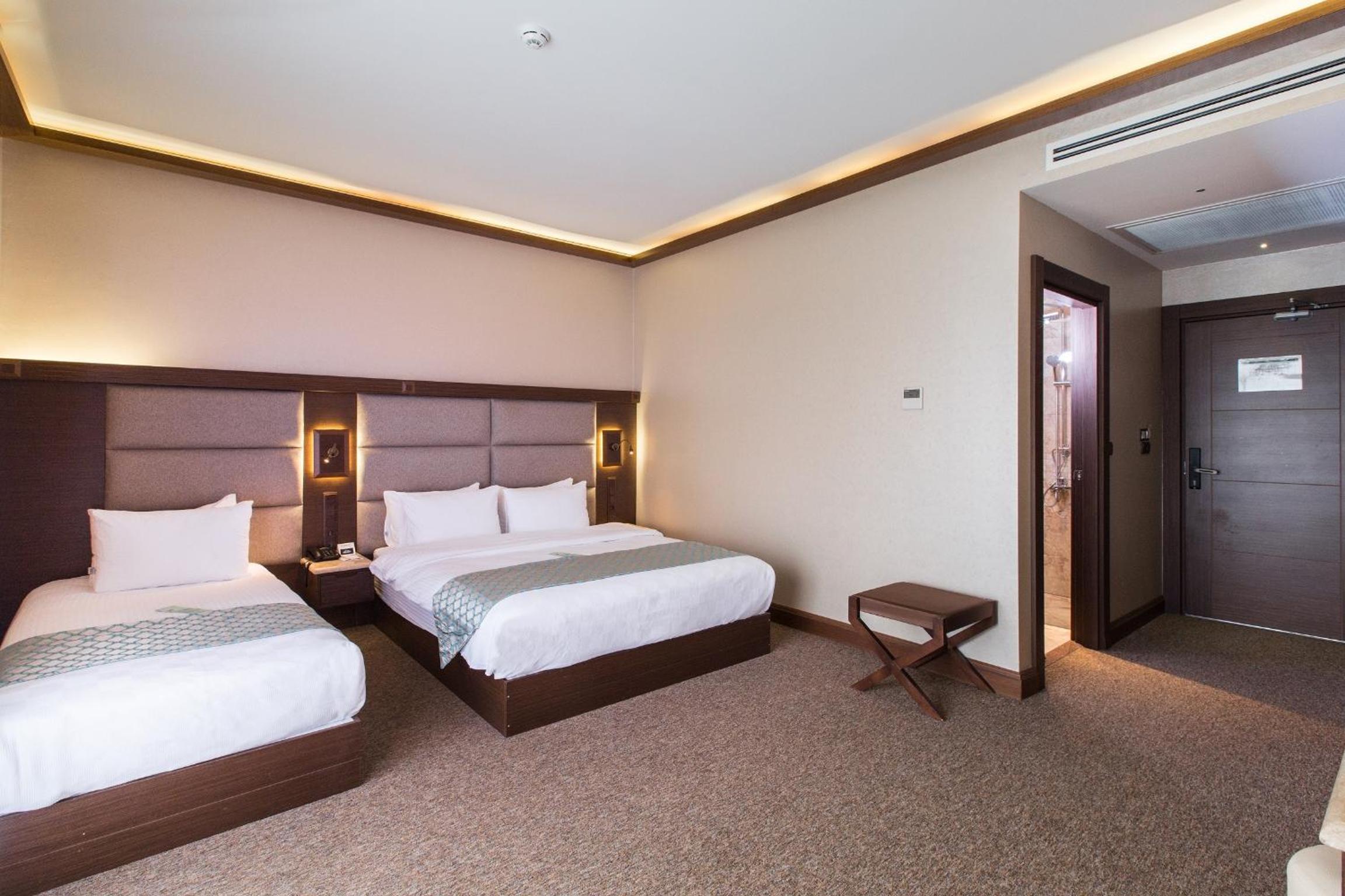 Triple Room with Lake View thumbnail 5