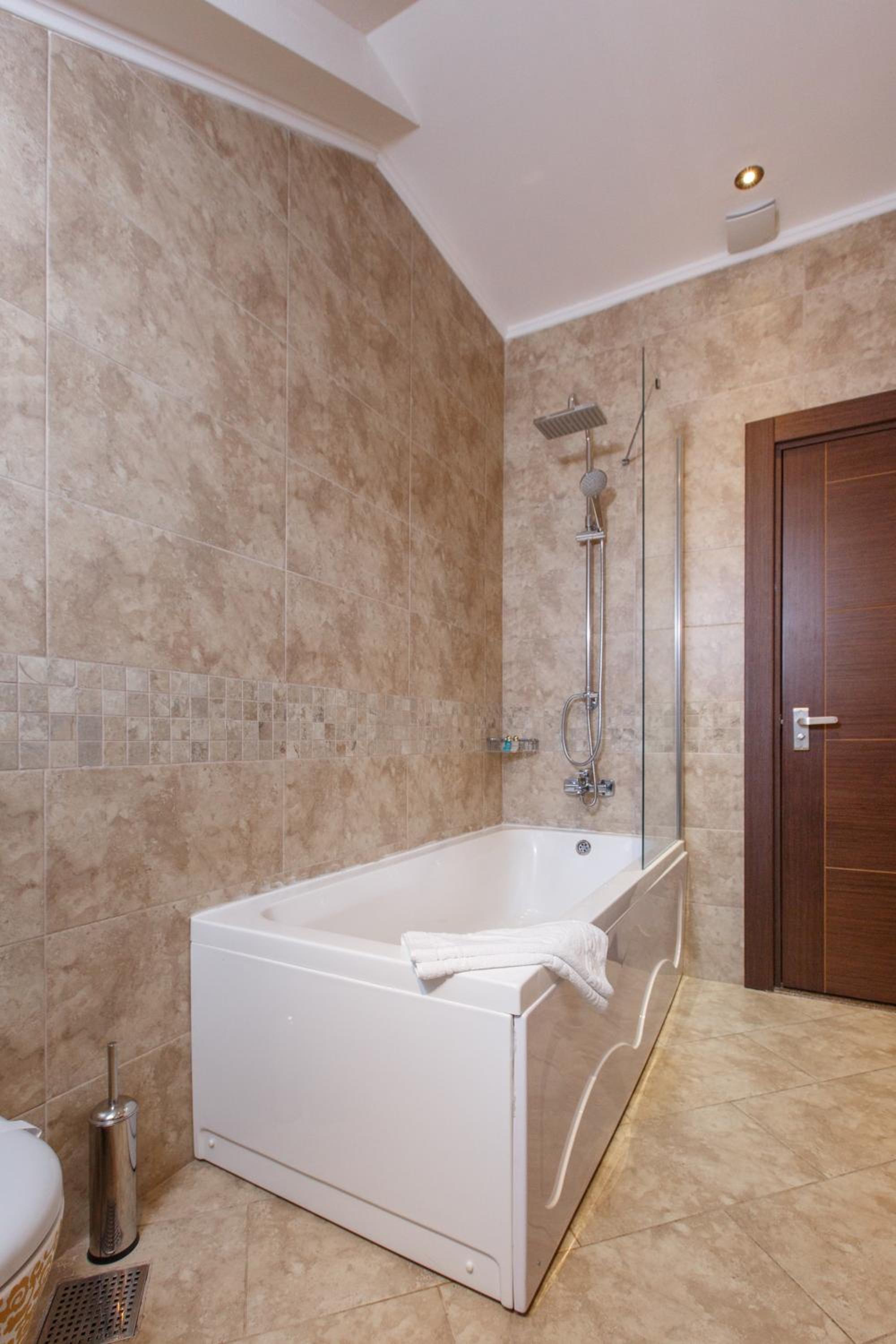 Double Room with Lake View thumbnail 5