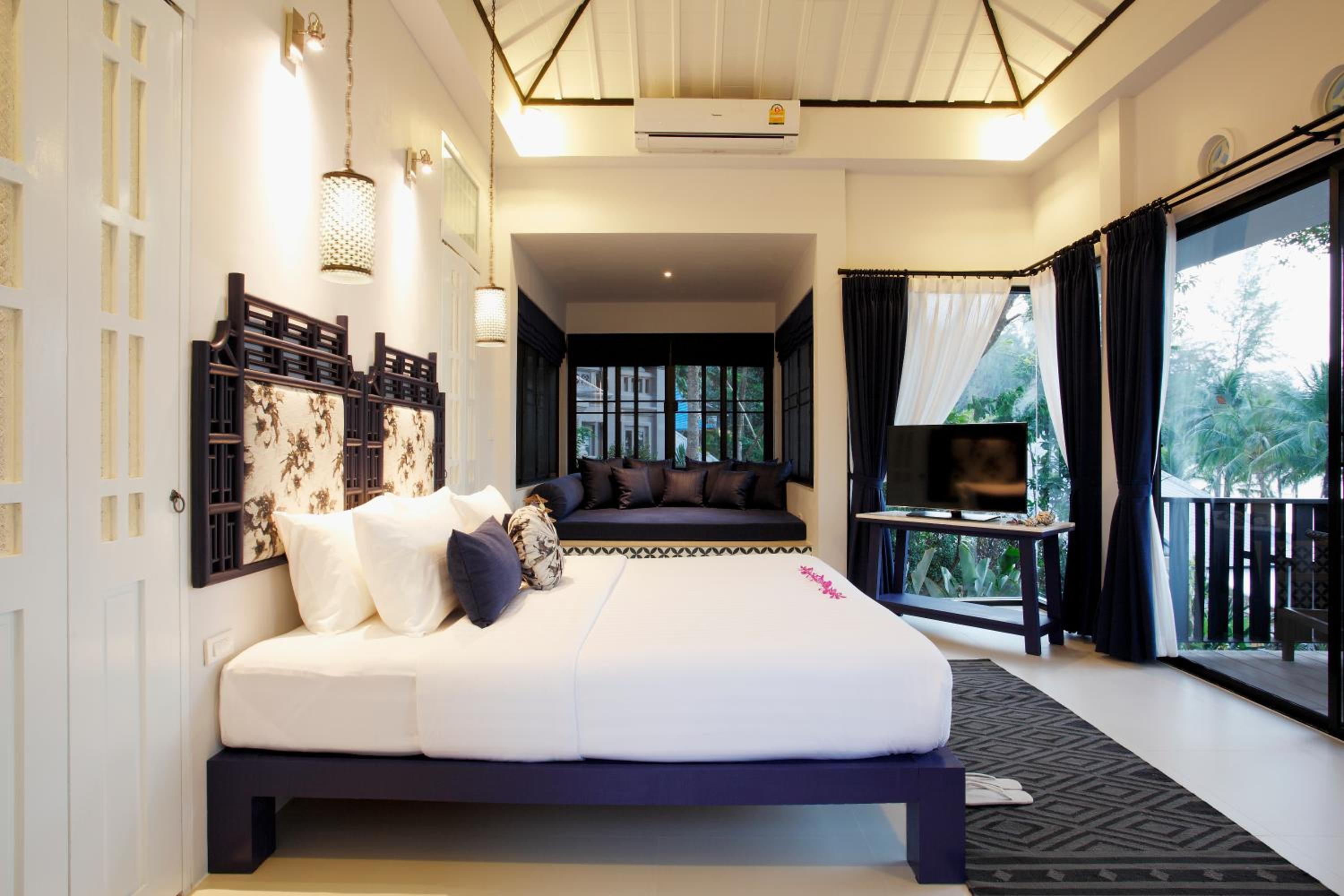 Villa with Private Pool - Photo 9