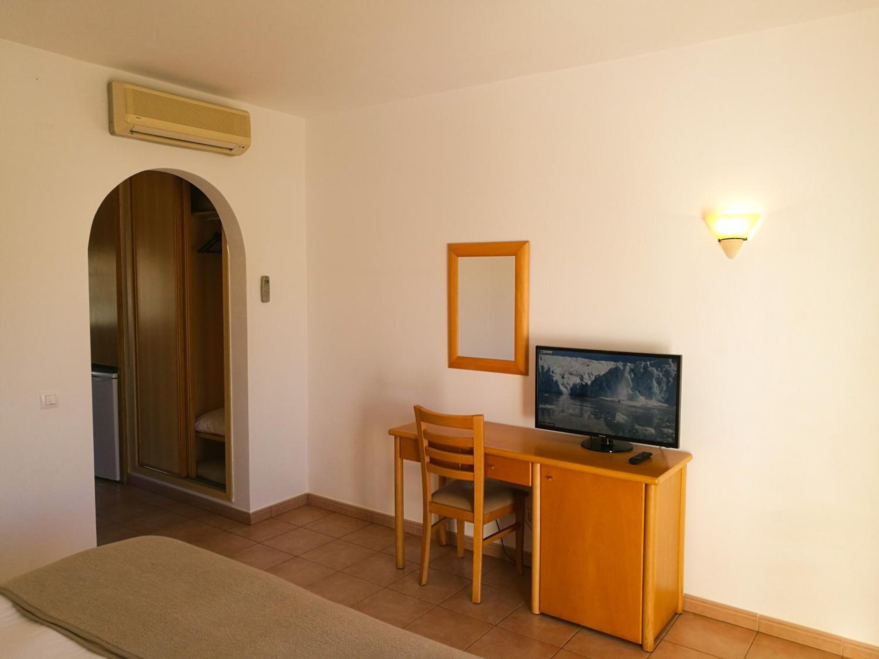 Double Room with Garden View - Photo 2