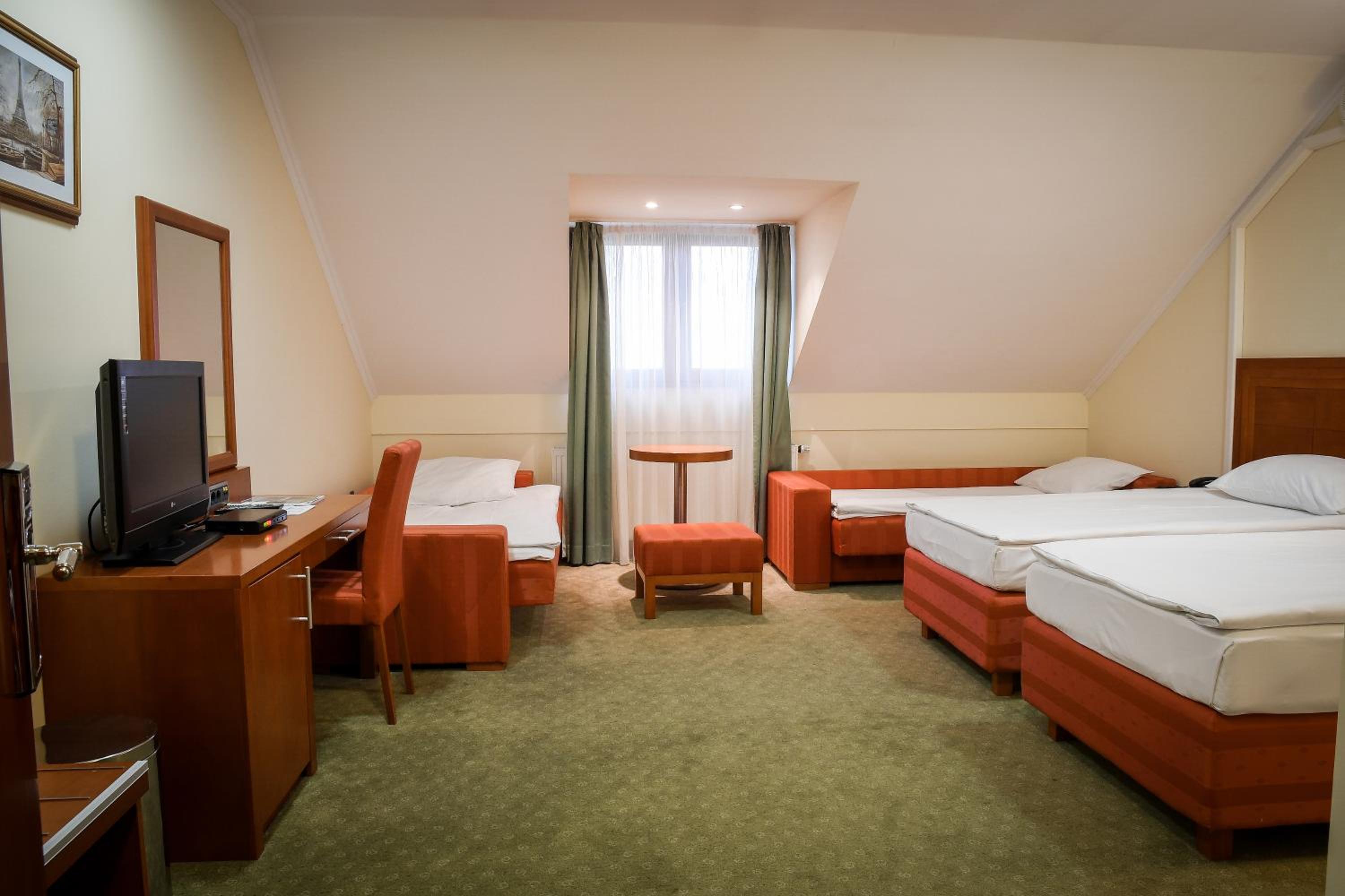 Quadruple Room with Bathroom - Photo 1